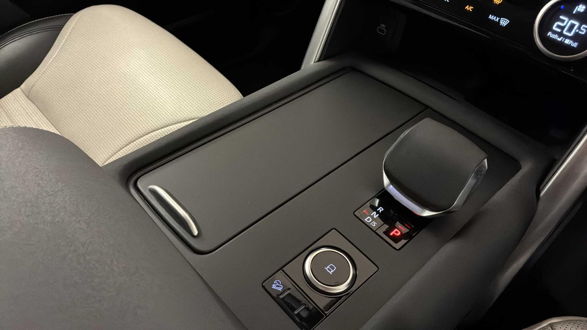 Land Rover Discovery view 13