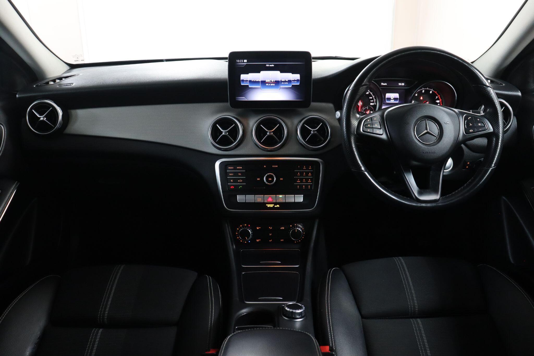 Mercedes-Benz Gla view 39