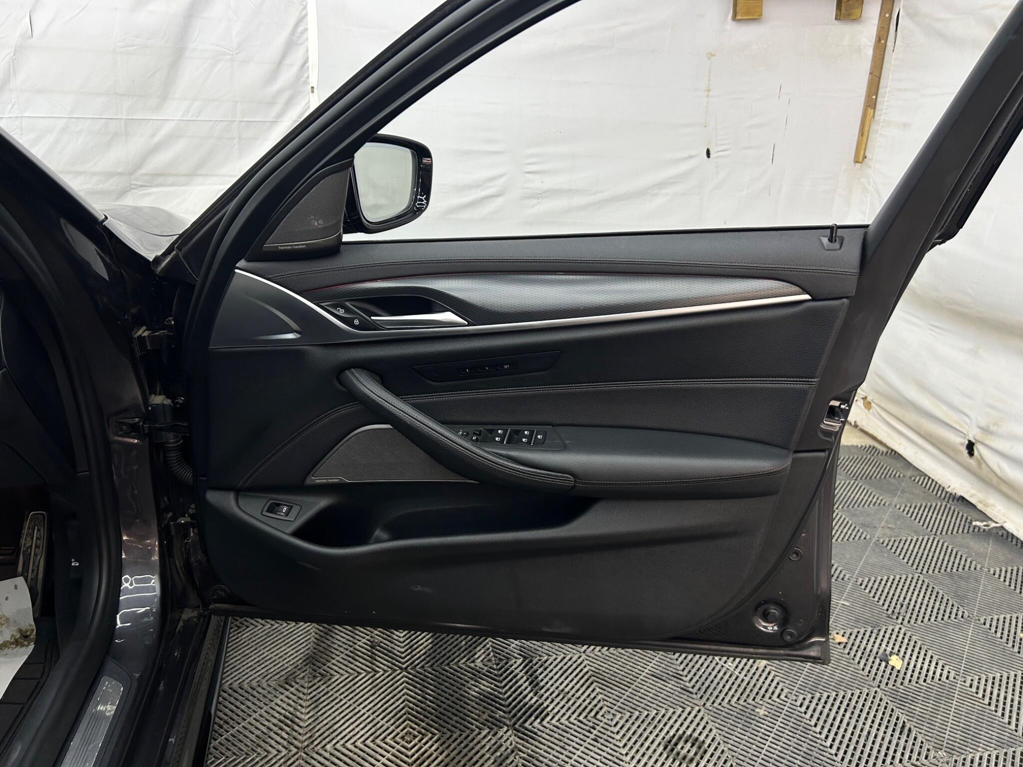 BMW 5 Series view 30