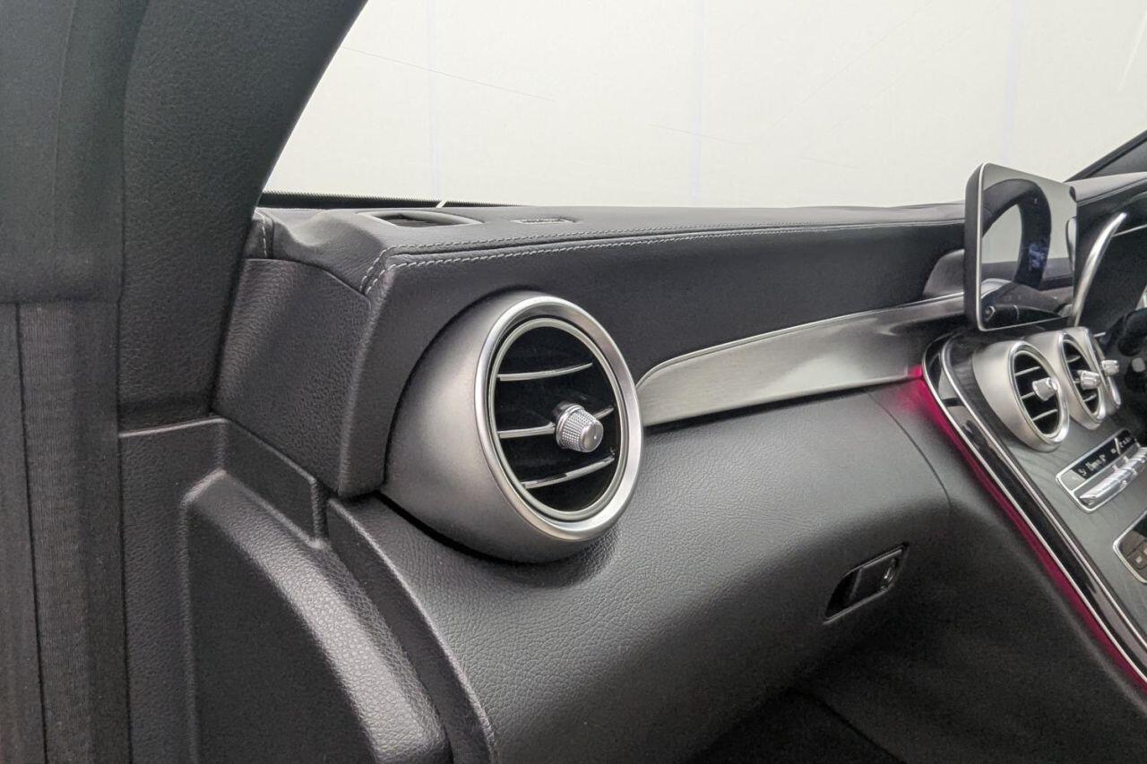Mercedes-Benz C-Class view 25