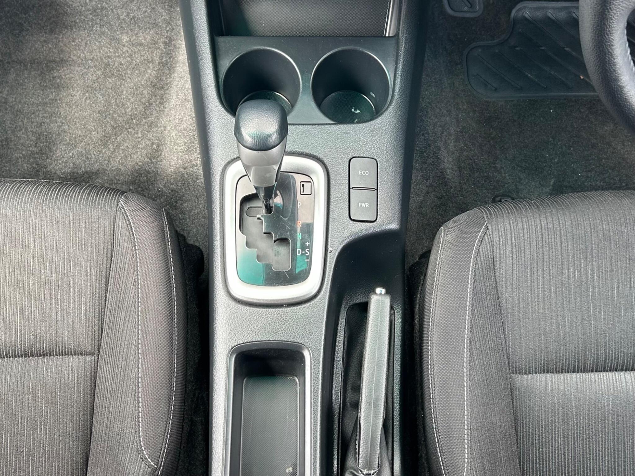 Toyota Hilux view 37