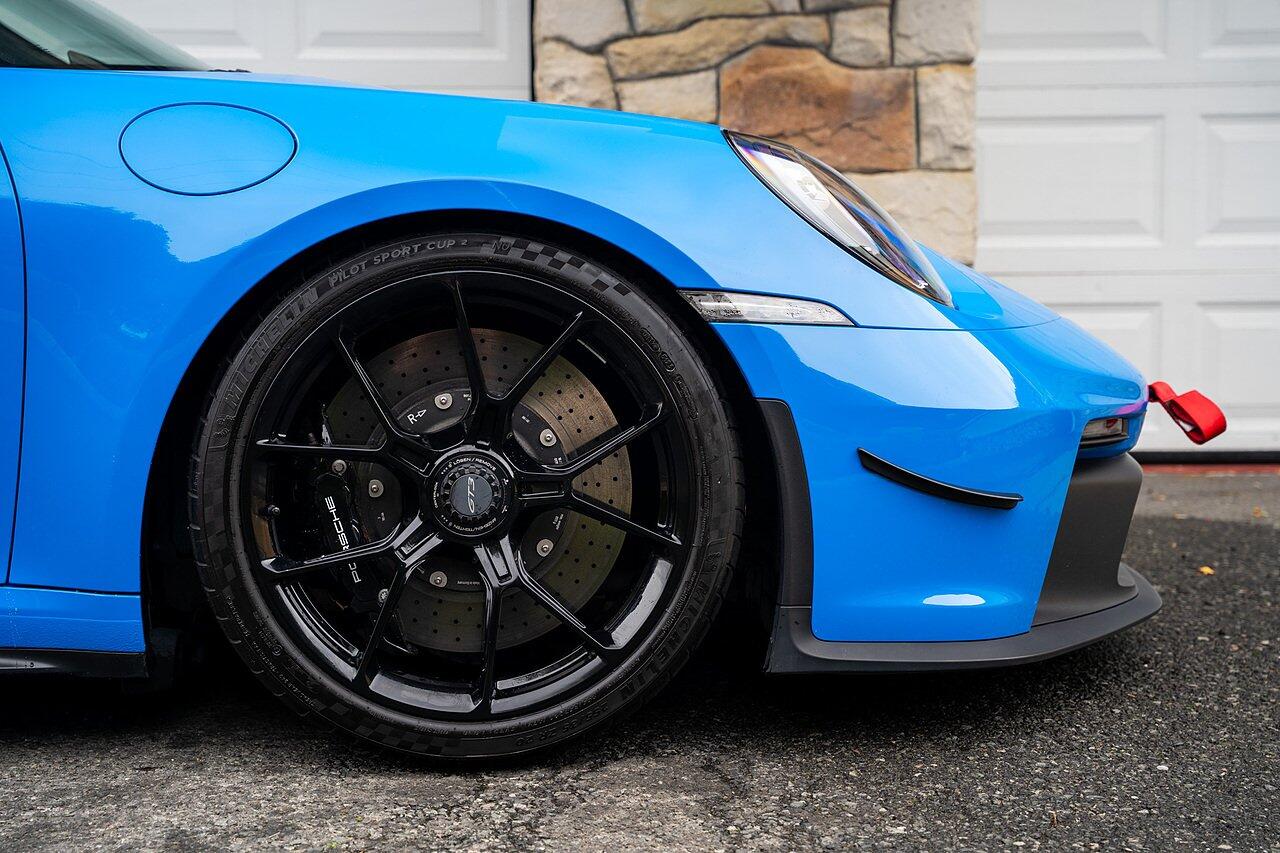 Porsche 911 view 5