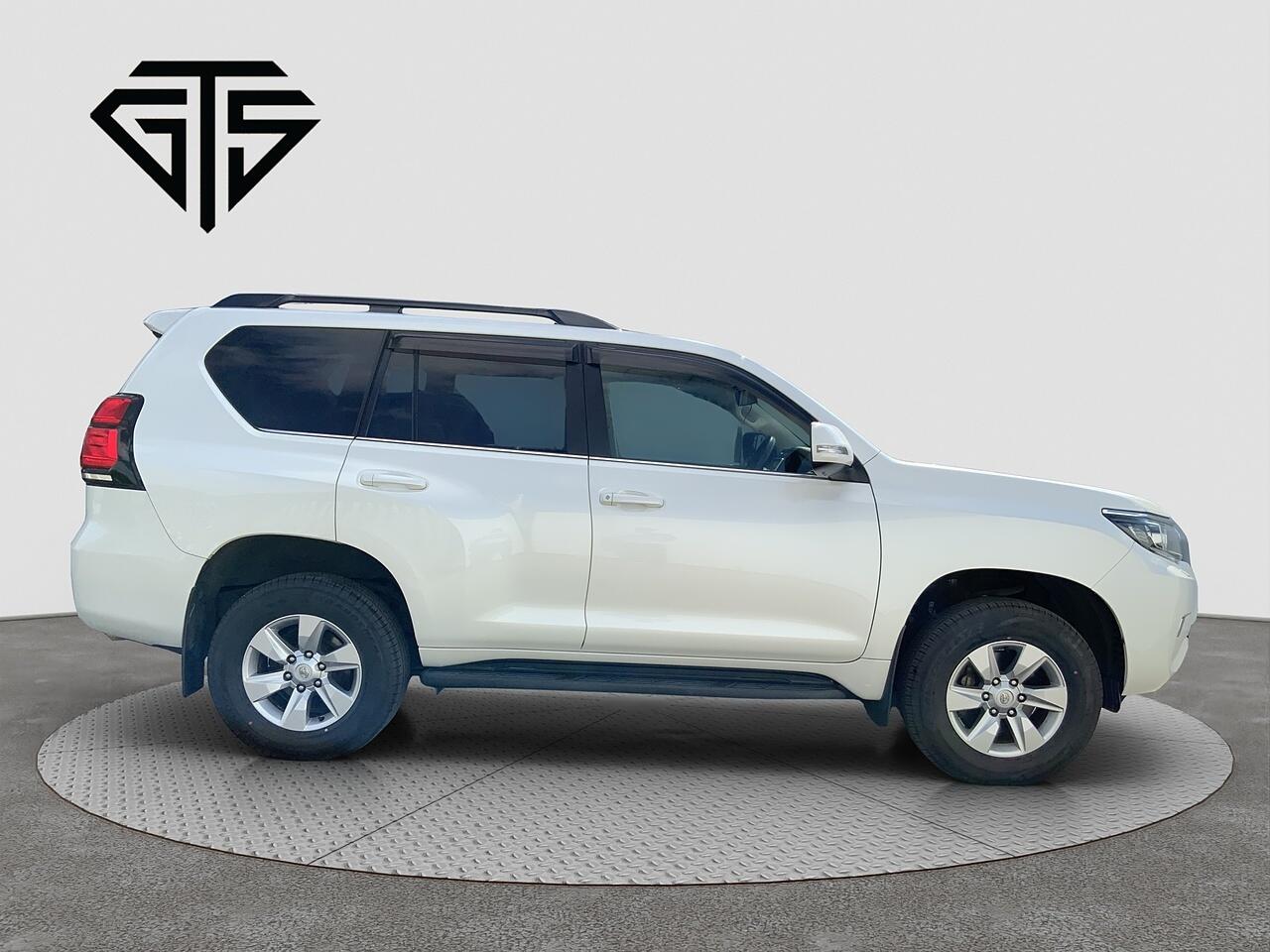 Toyota Land Cruiser view 2