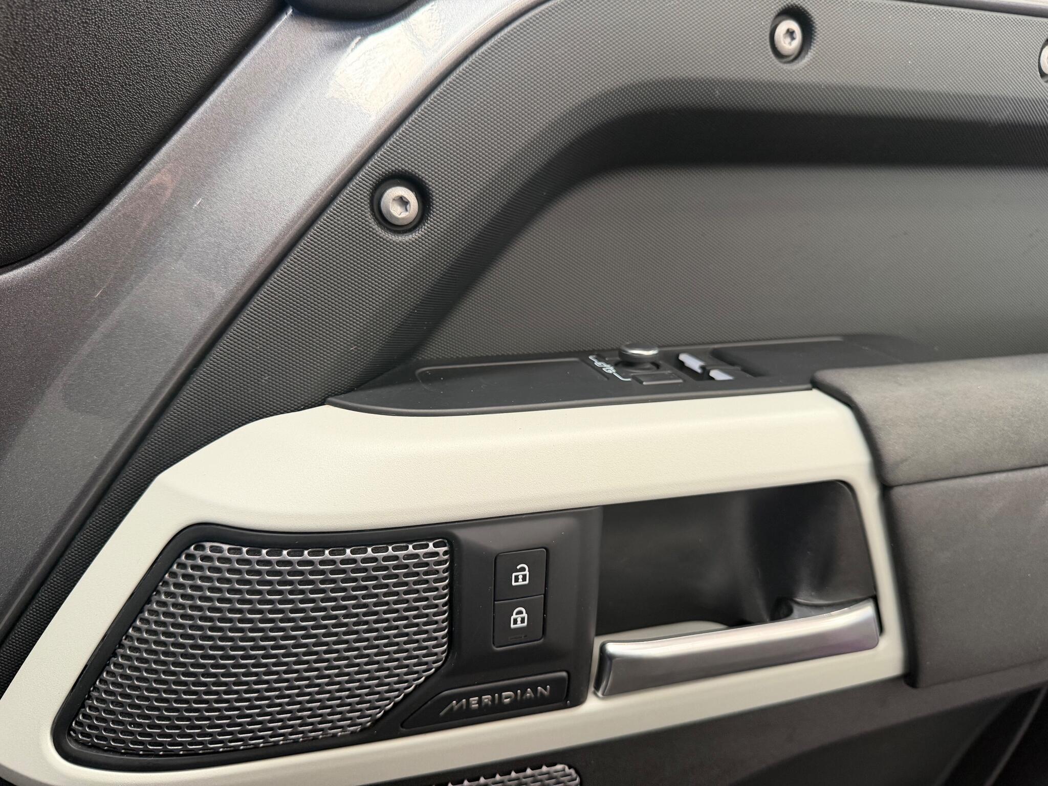 Land Rover Defender view 38