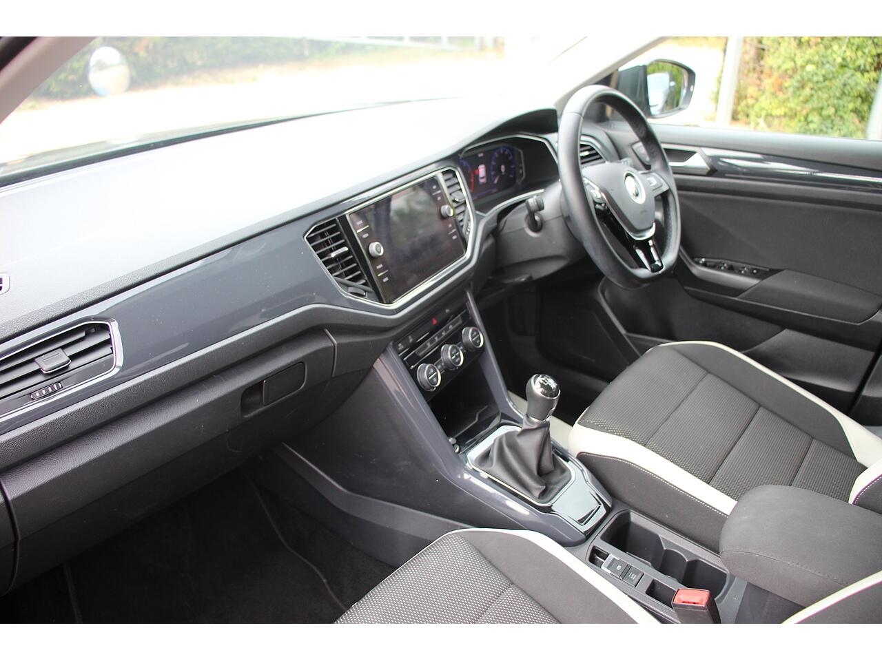 Volkswagen T-Roc view 14