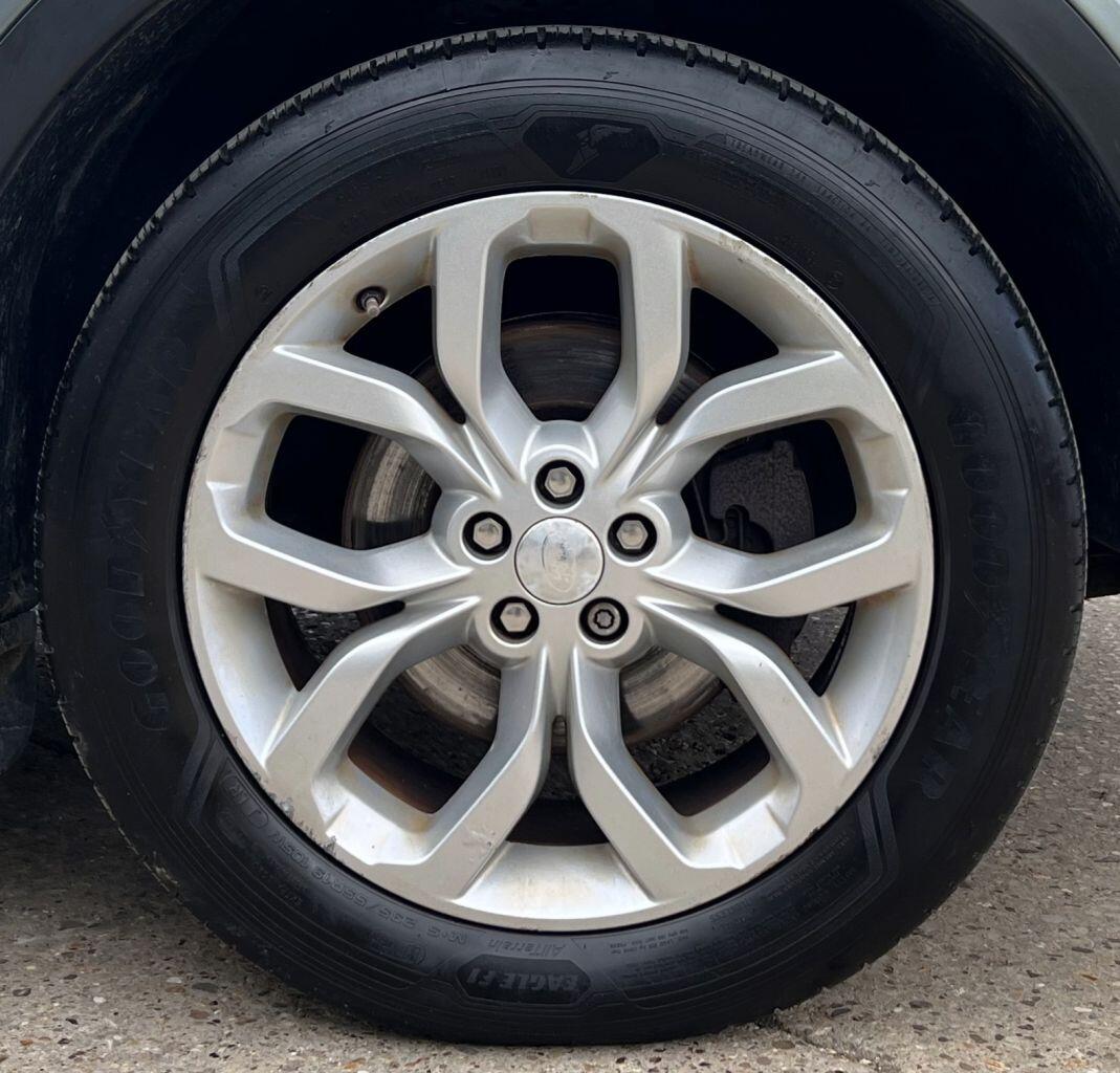 Land Rover Discovery Sport view 11