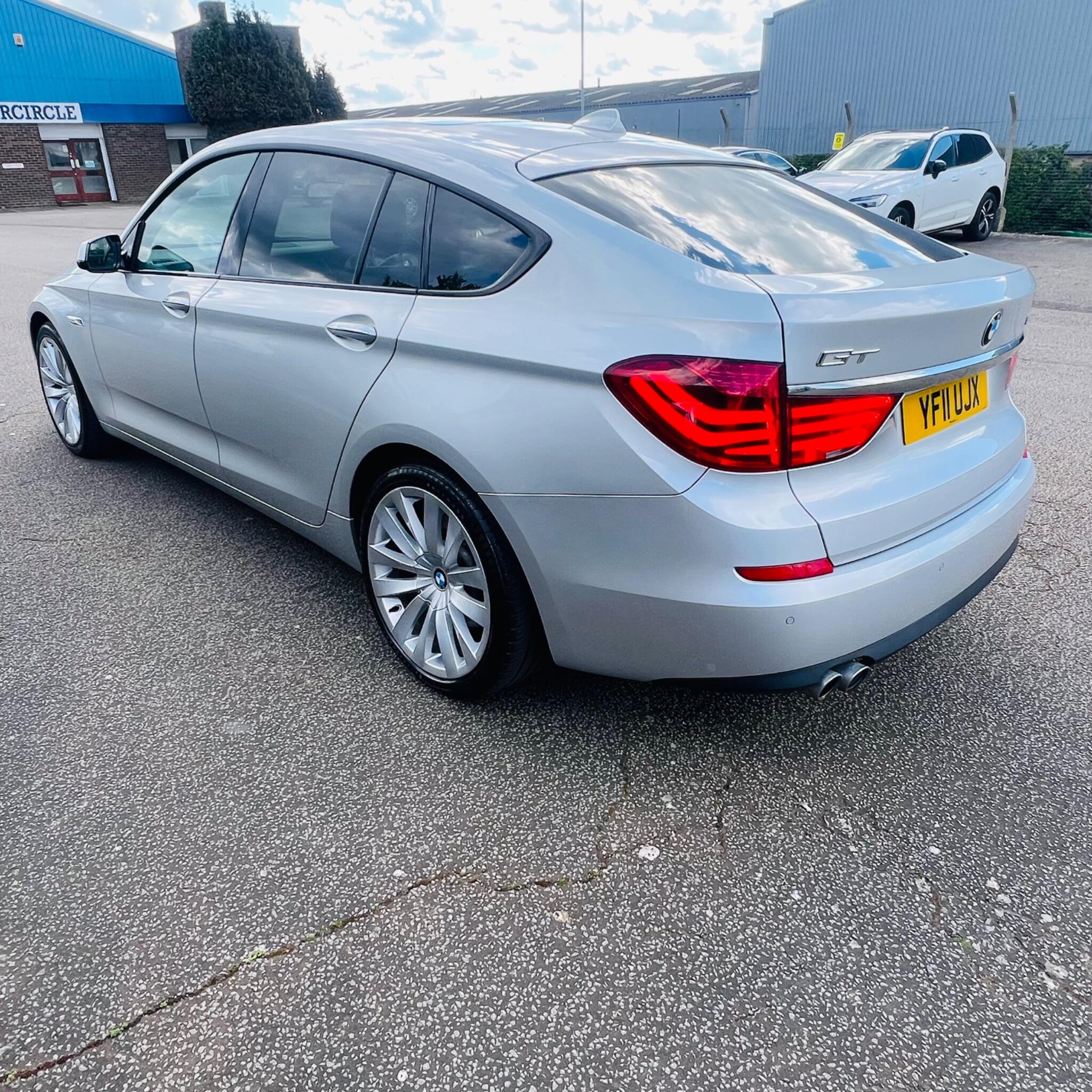 BMW 5 Series view 8