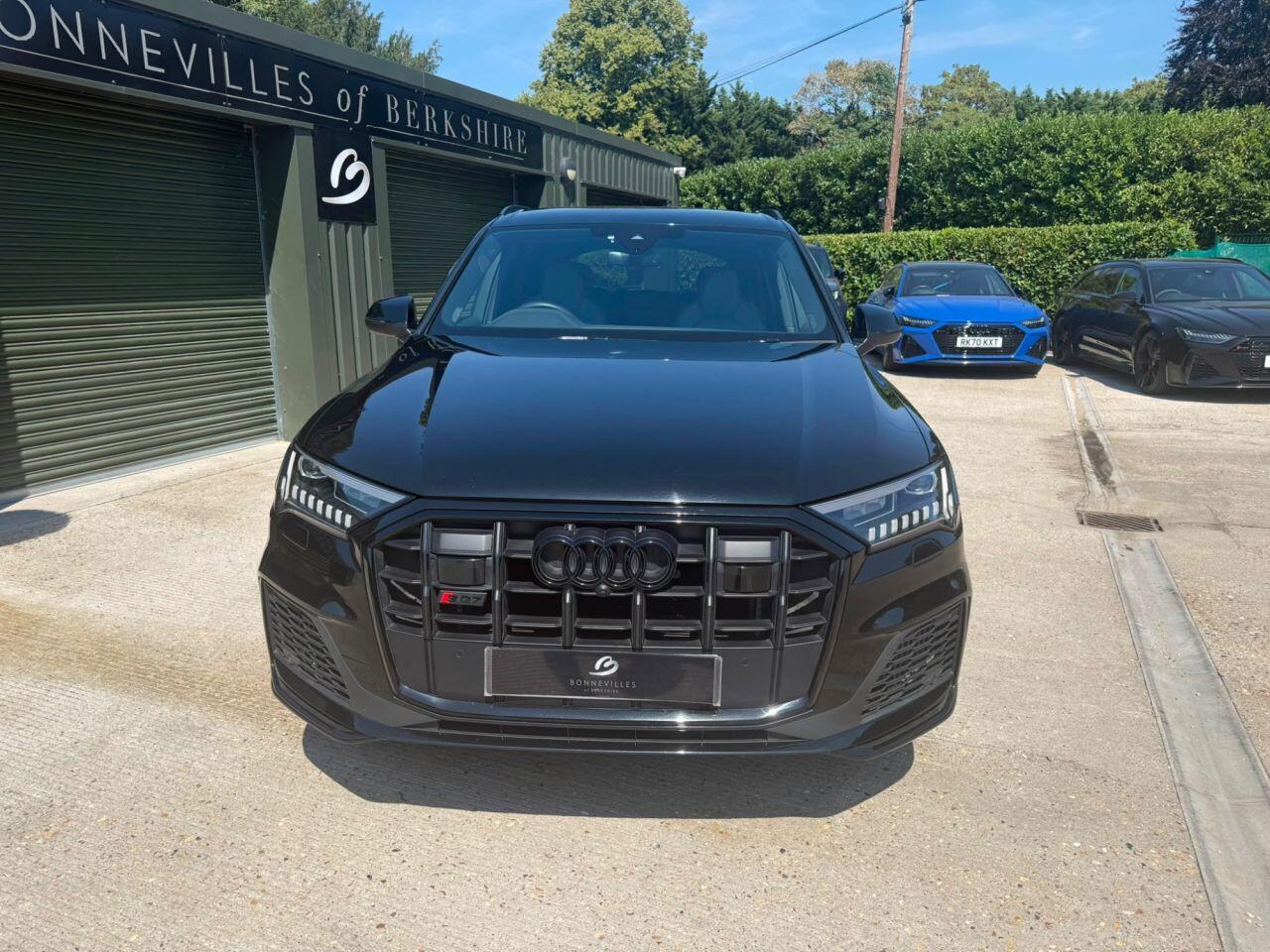 Audi SQ7 view 4