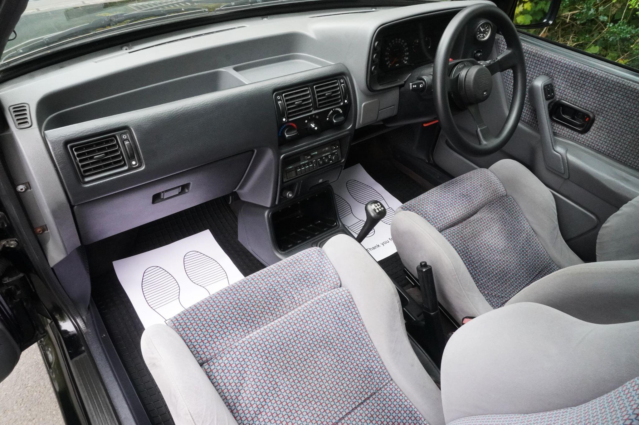 Ford Escort view 40