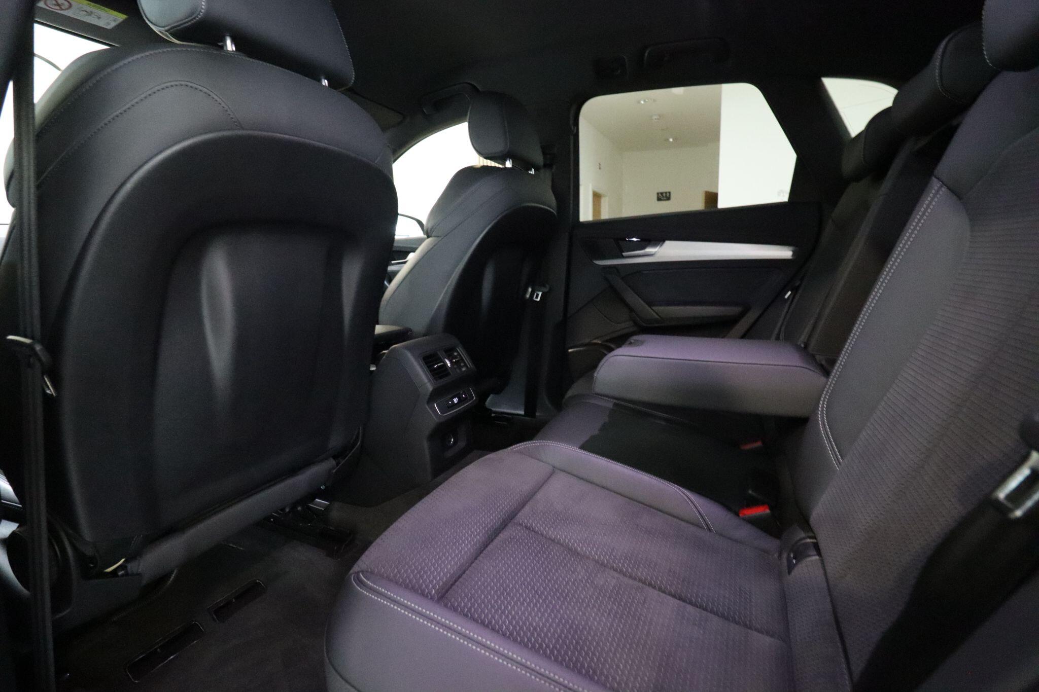 Audi Q5 view 12