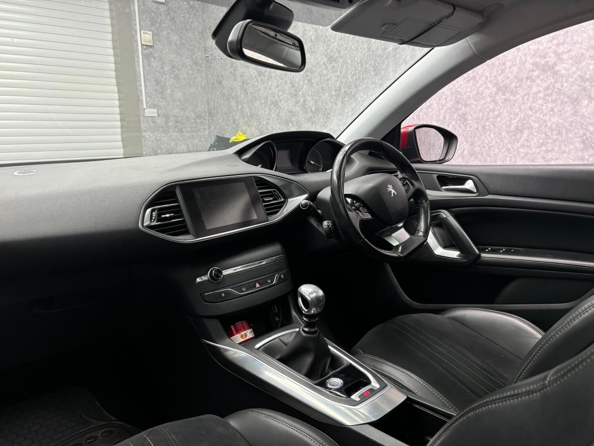 Peugeot 308 view 9