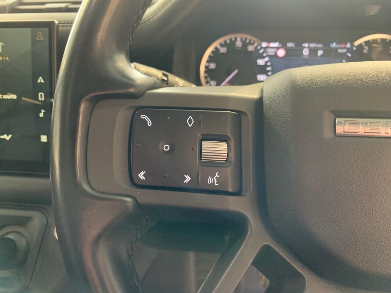 Land Rover Defender 110 view 38