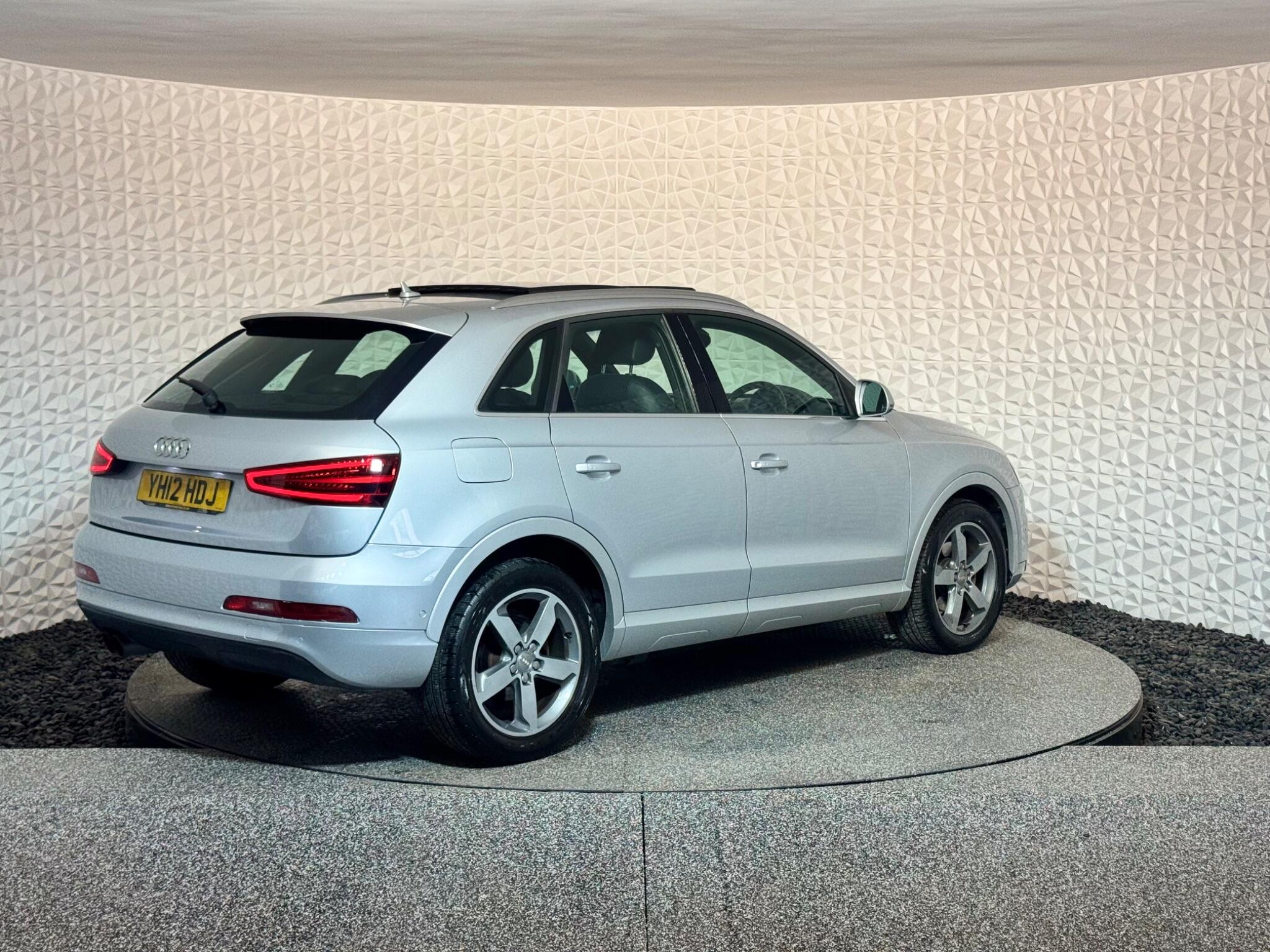 Audi Q3 view 11