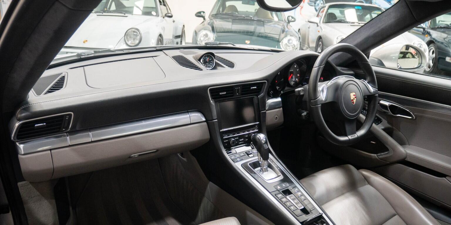 Porsche 911 view 17