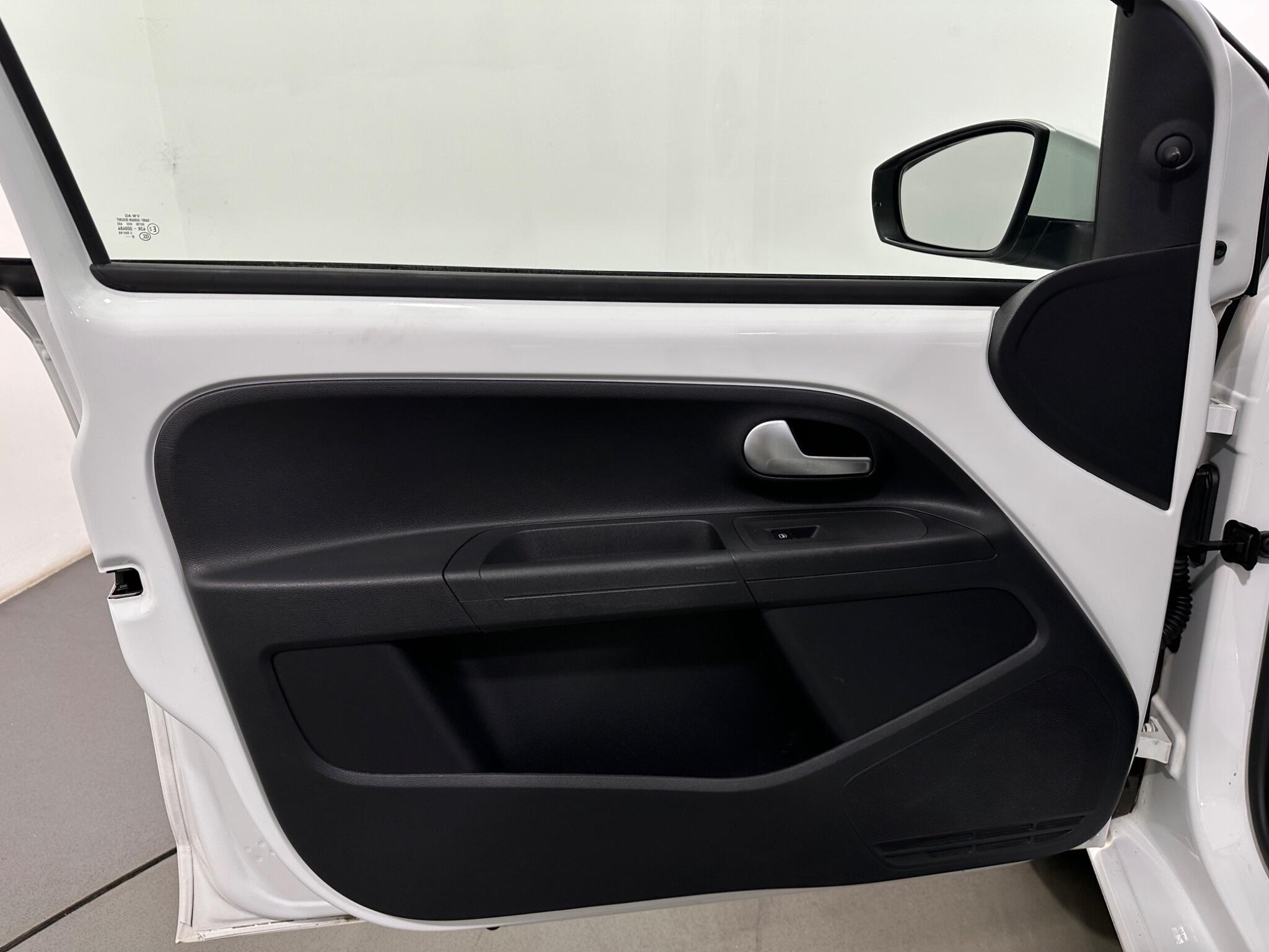 Volkswagen Up! view 31