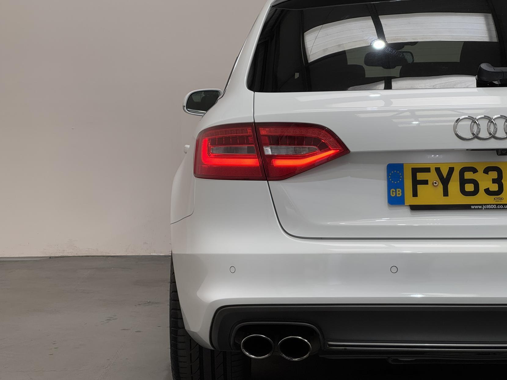 Audi S4 Avant view 9