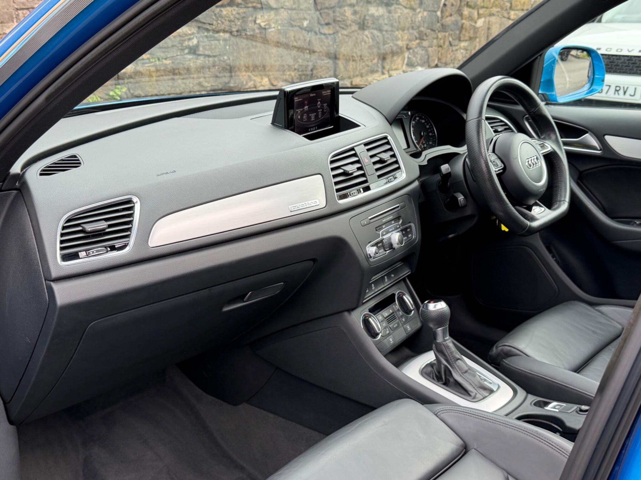 Audi Q3 view 15