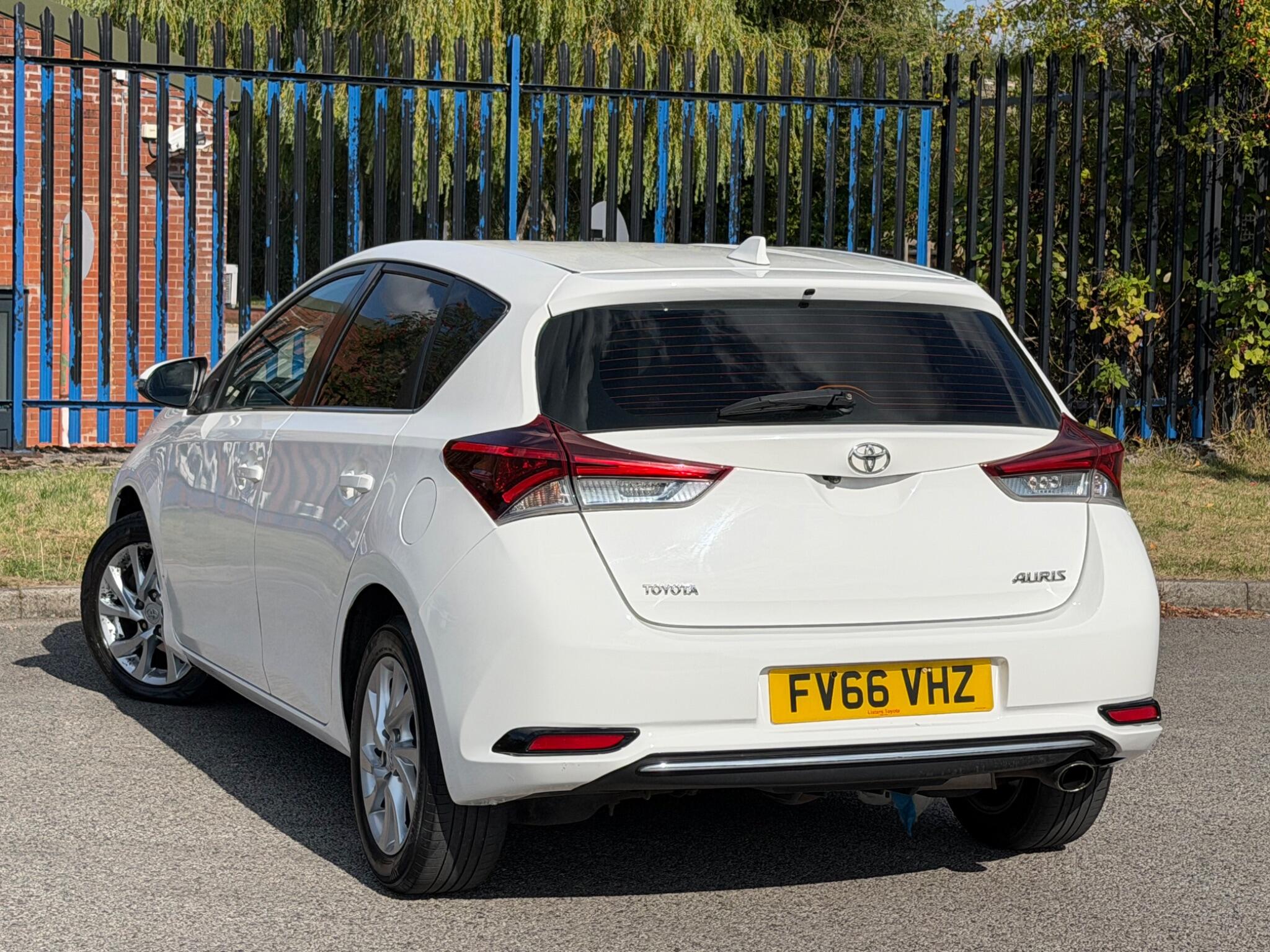 Toyota Auris view 4