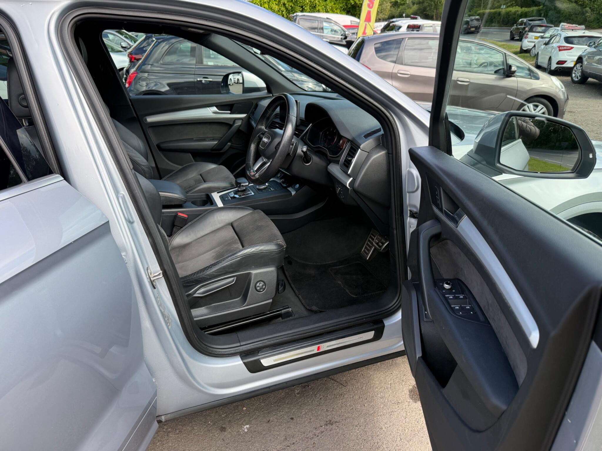 Audi Q5 view 21