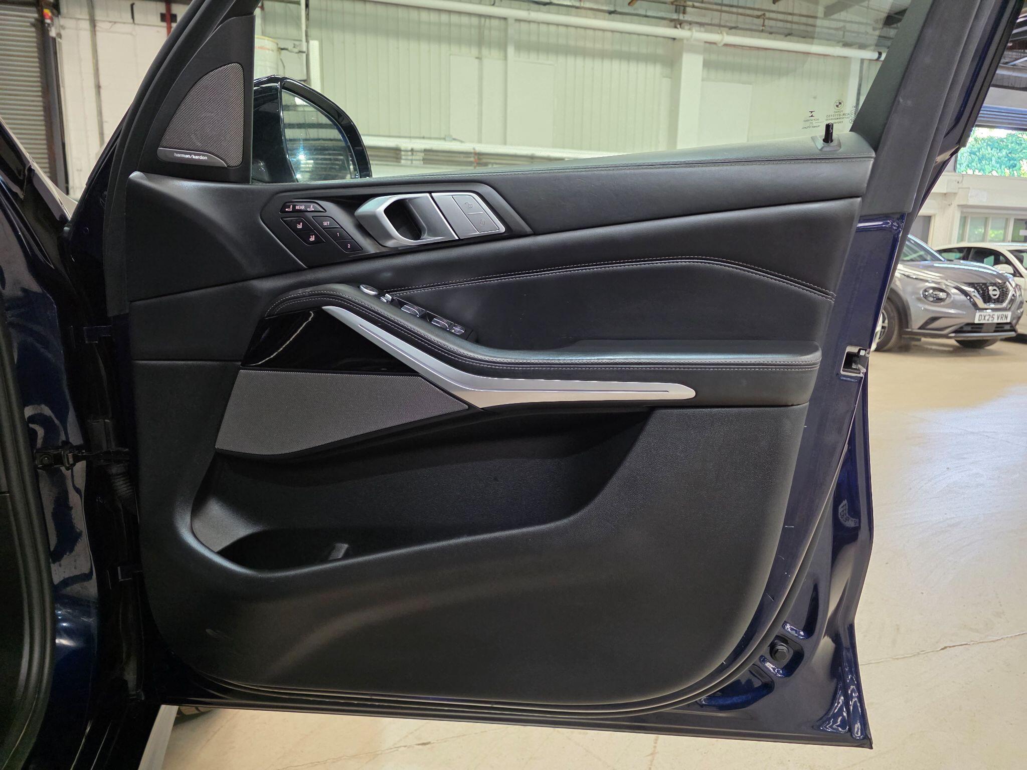 BMW X7 view 24