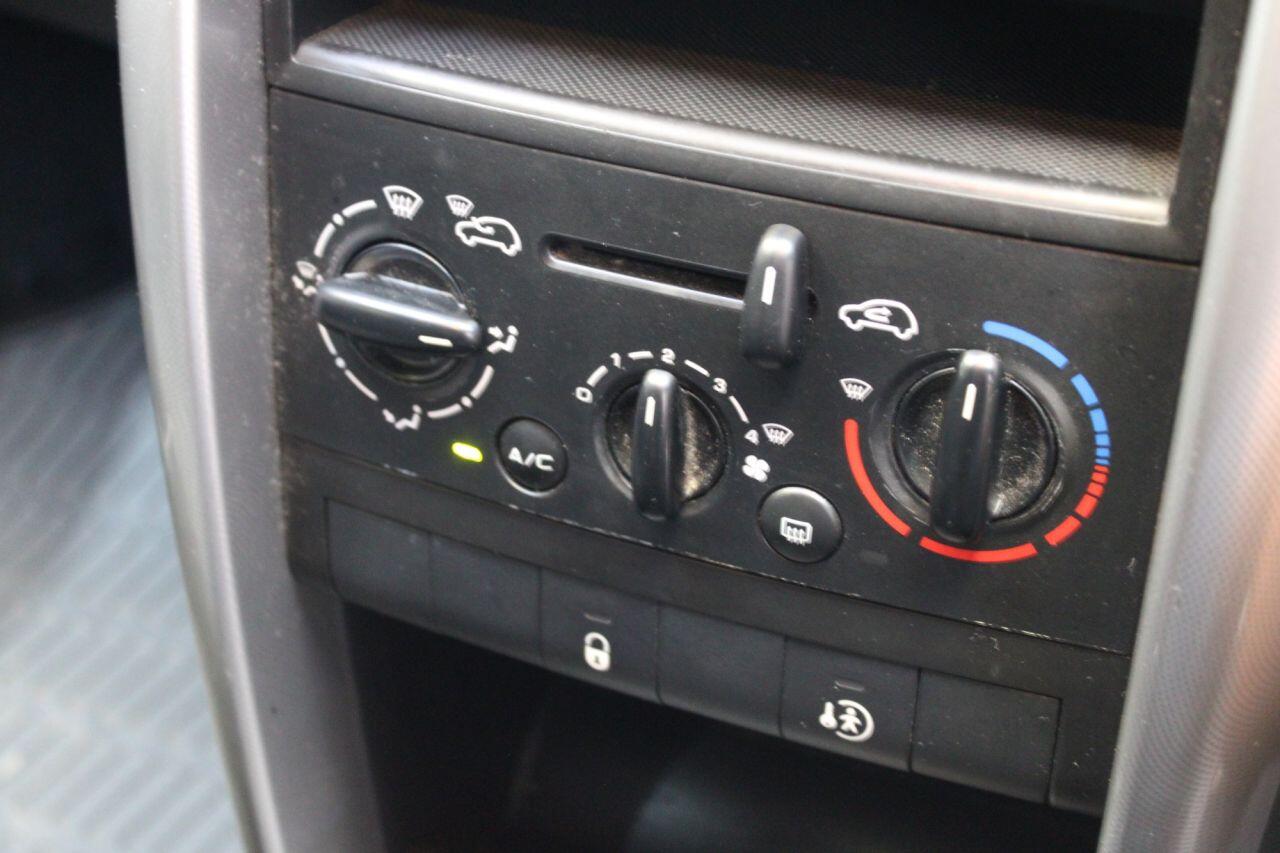 Peugeot 207 view 16