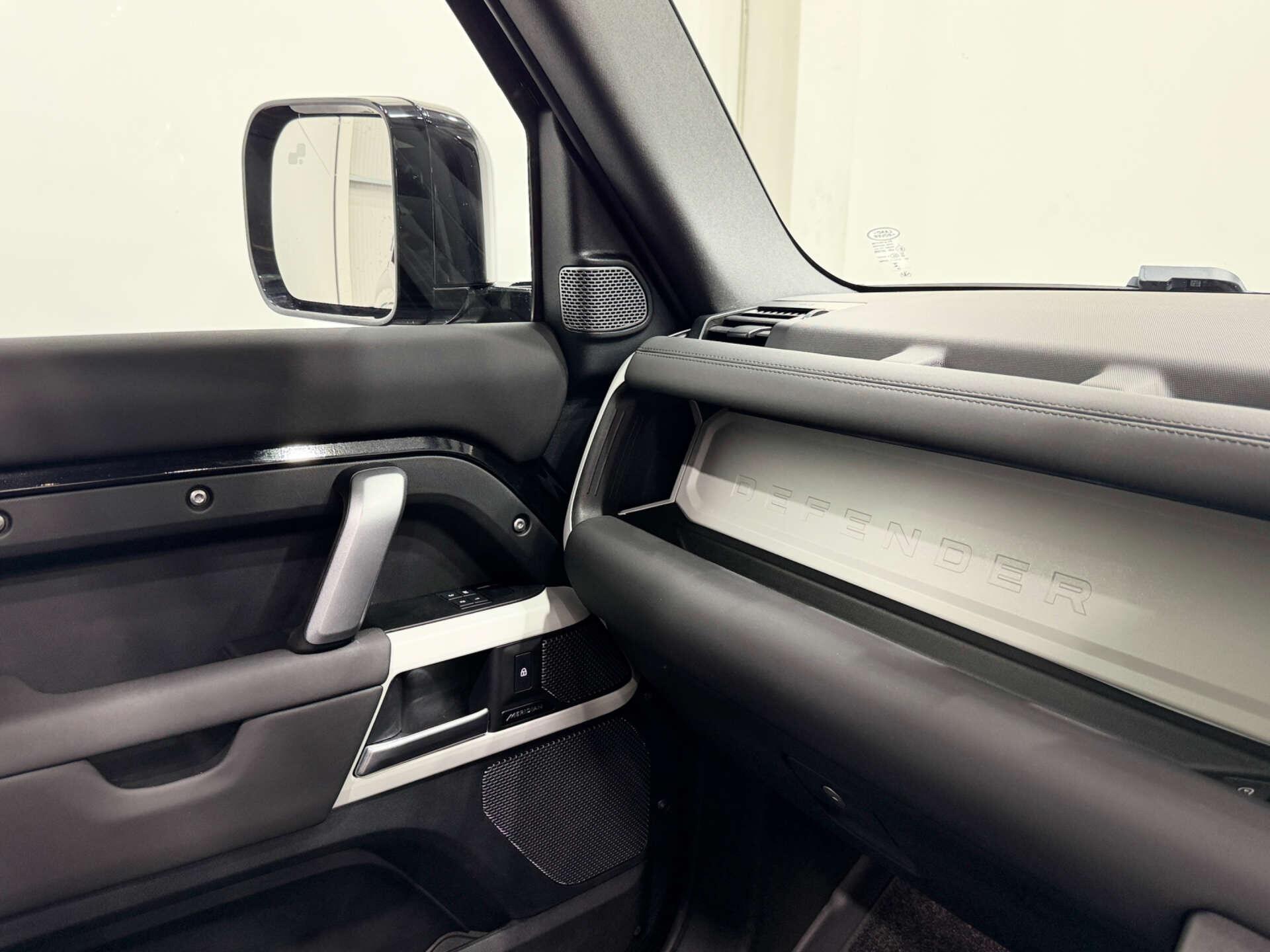 Land Rover Defender view 30