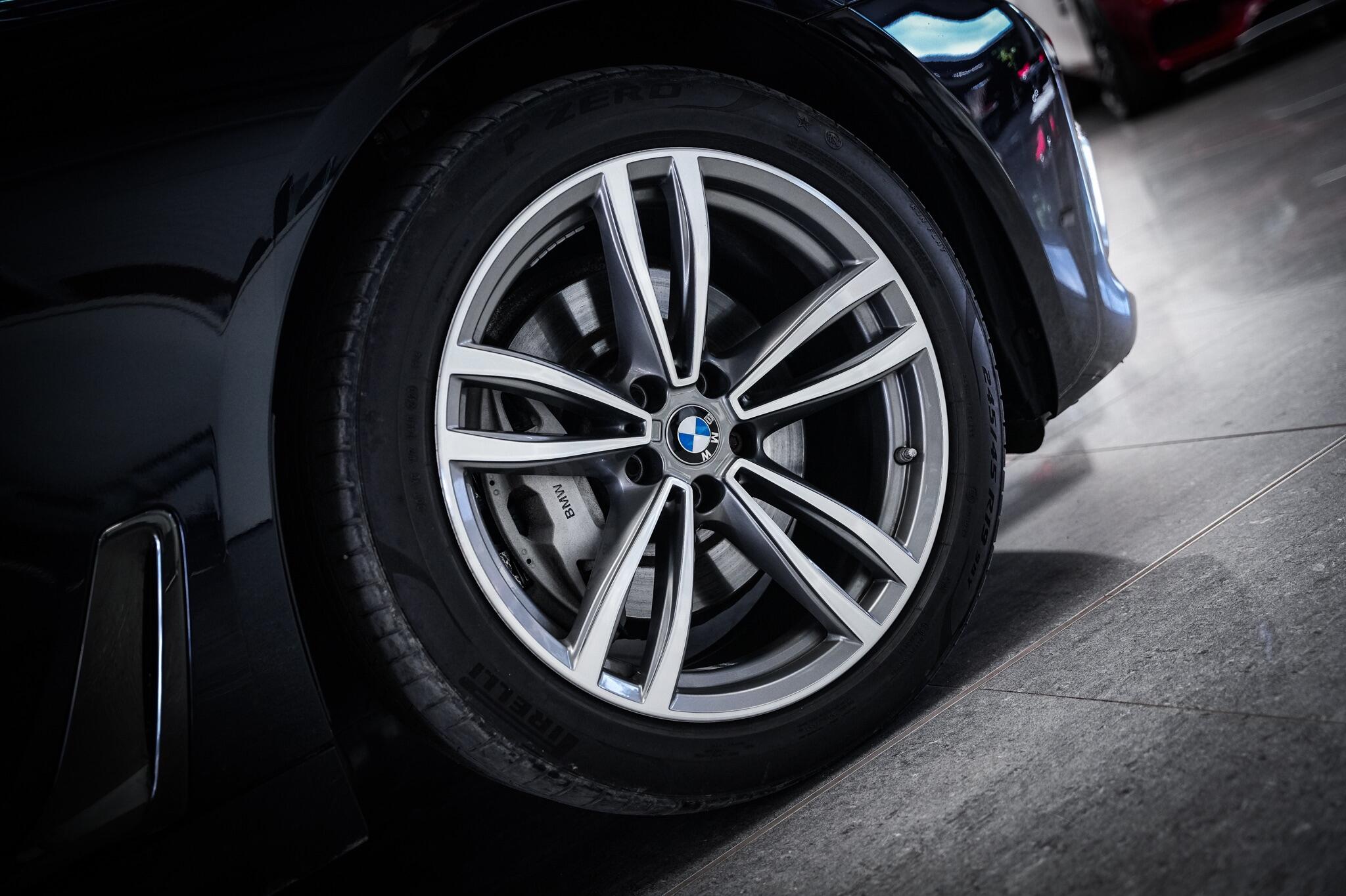 BMW 7 Series view 26