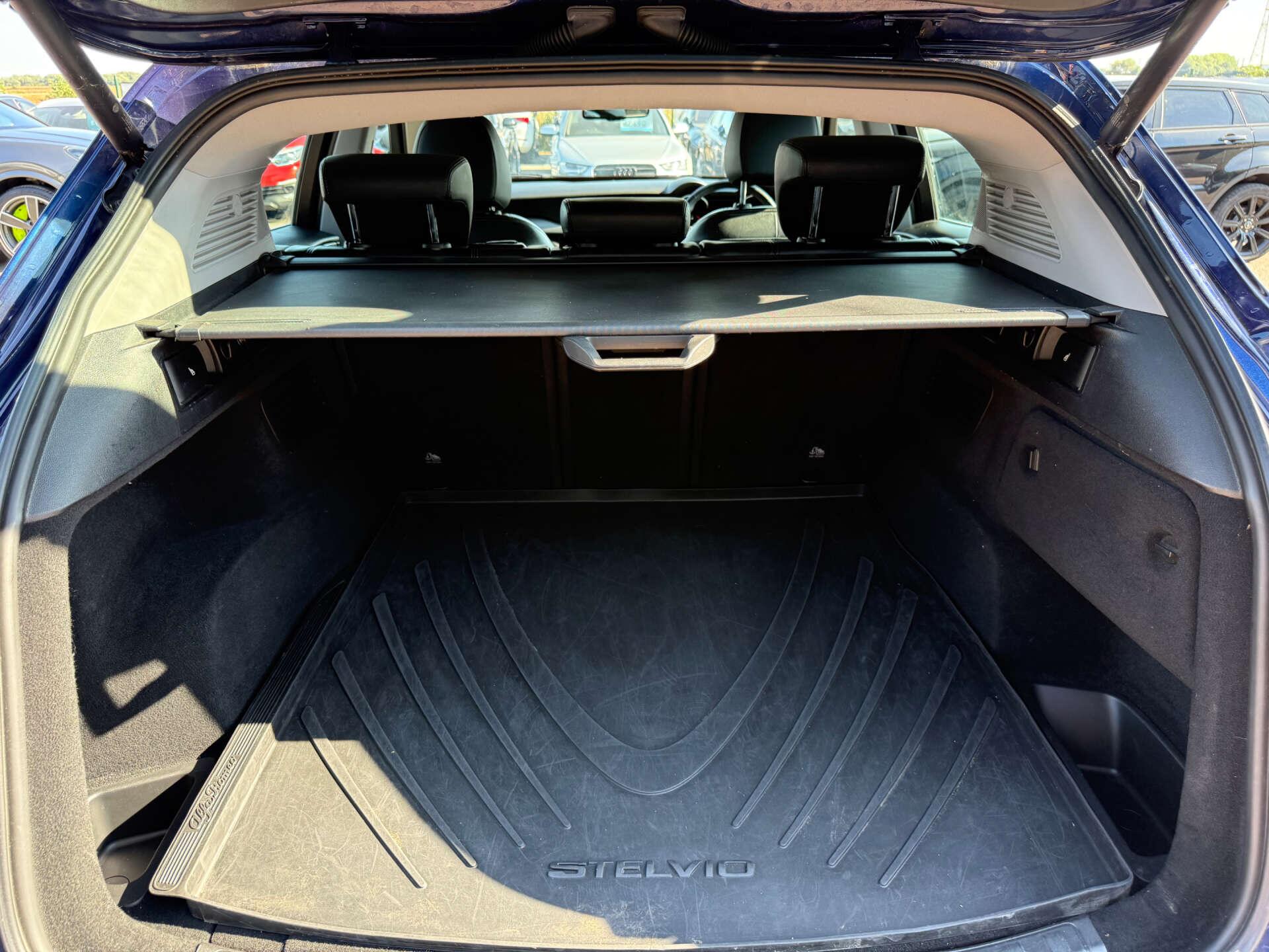 Alfa Romeo Stelvio view 26