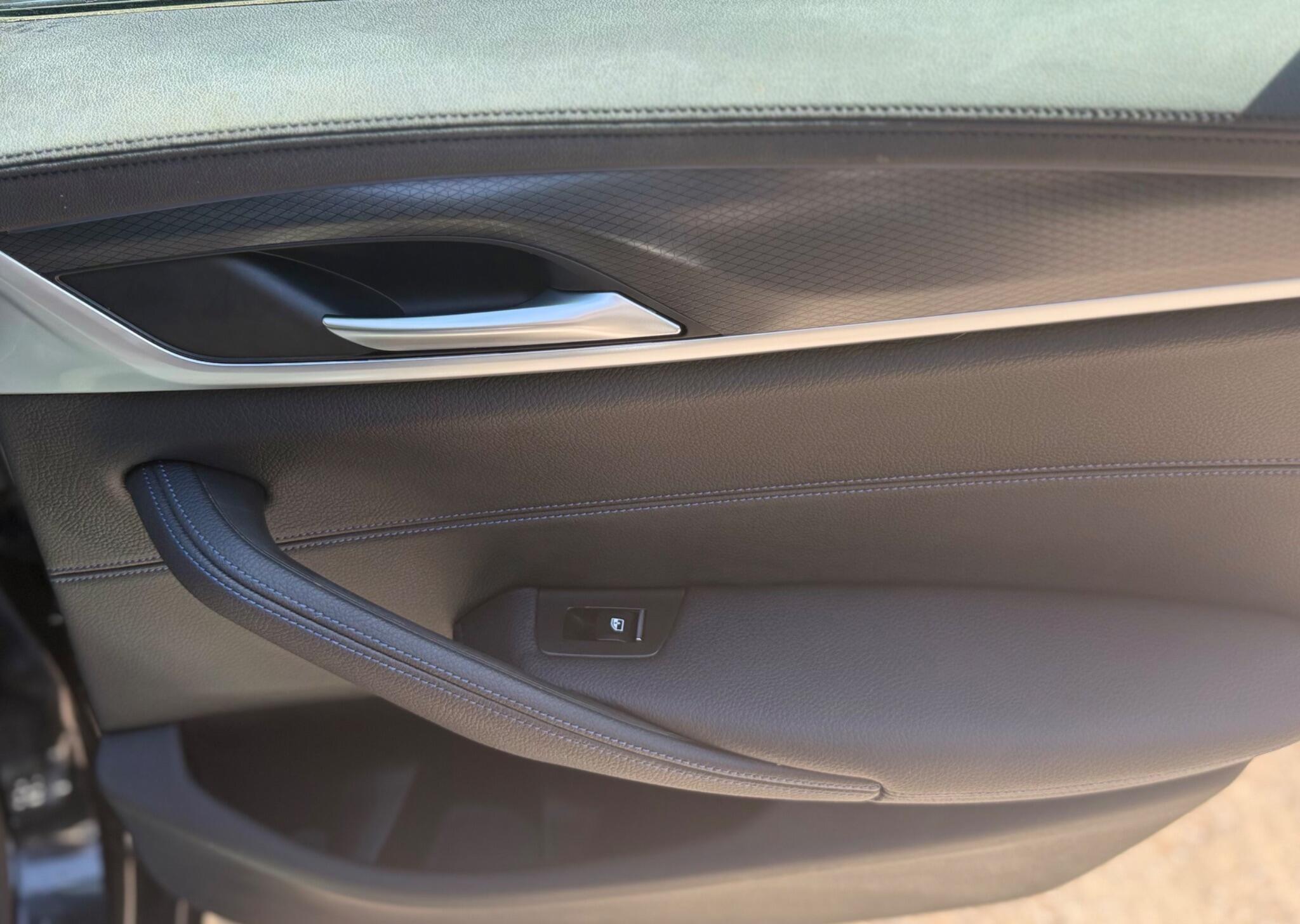 BMW 5 Series view 20