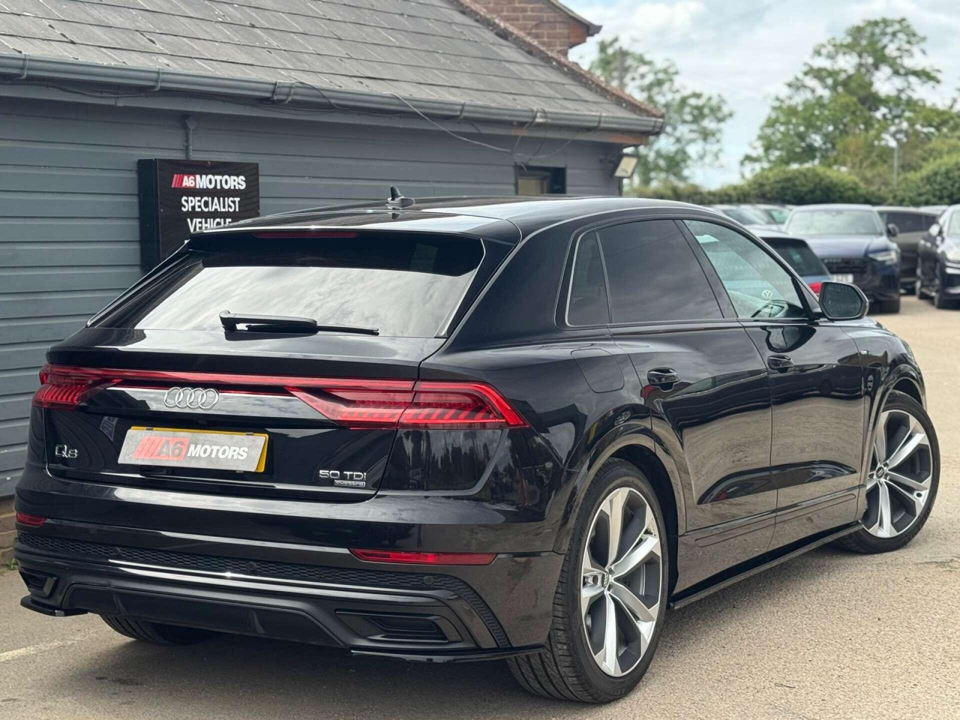 Audi Q8 view 7