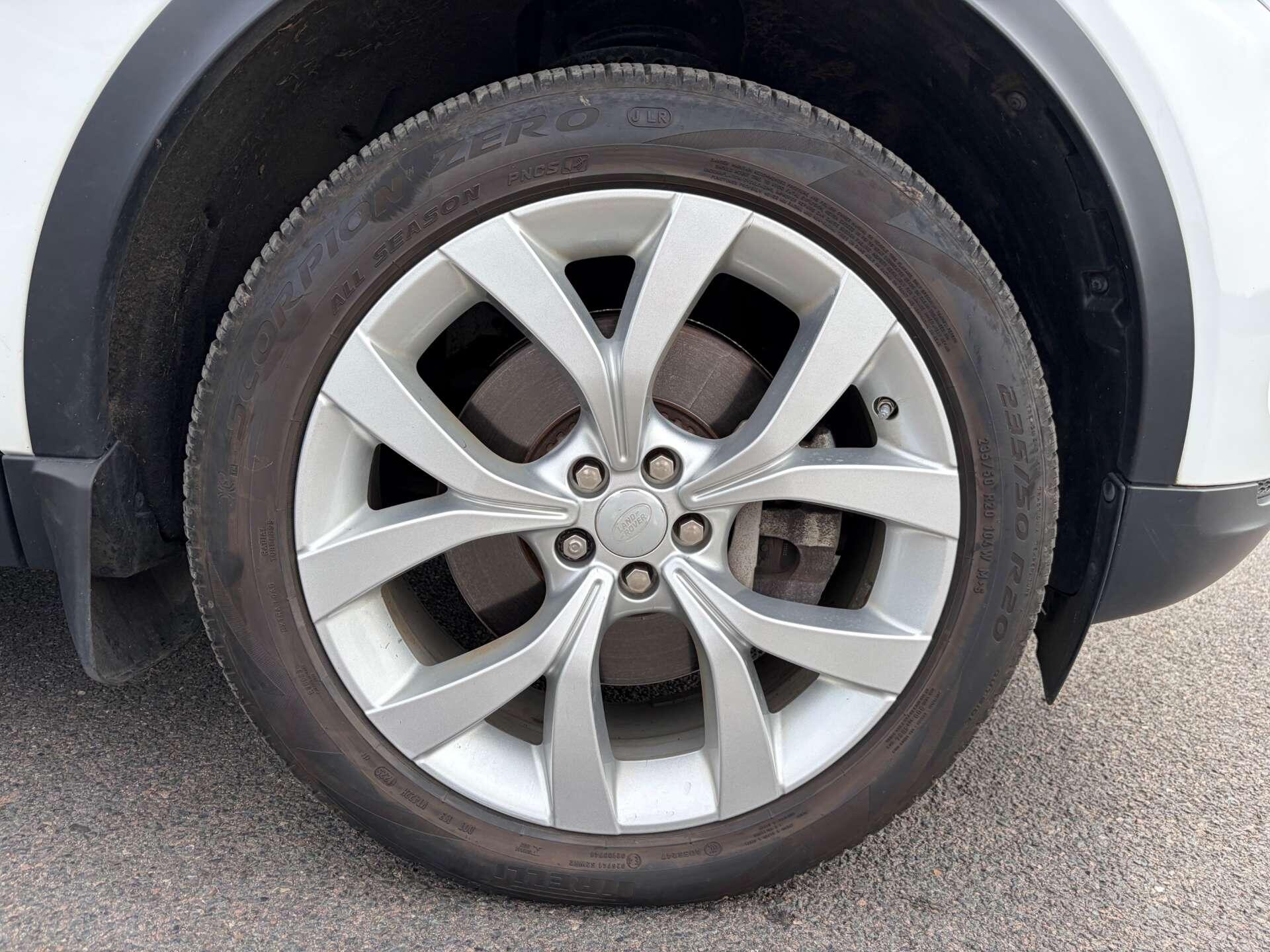 Land Rover Discovery Sport view 11
