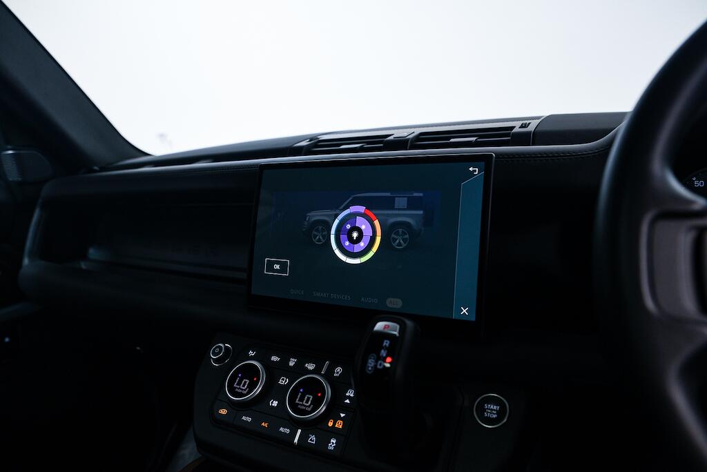 Land Rover Defender view 24