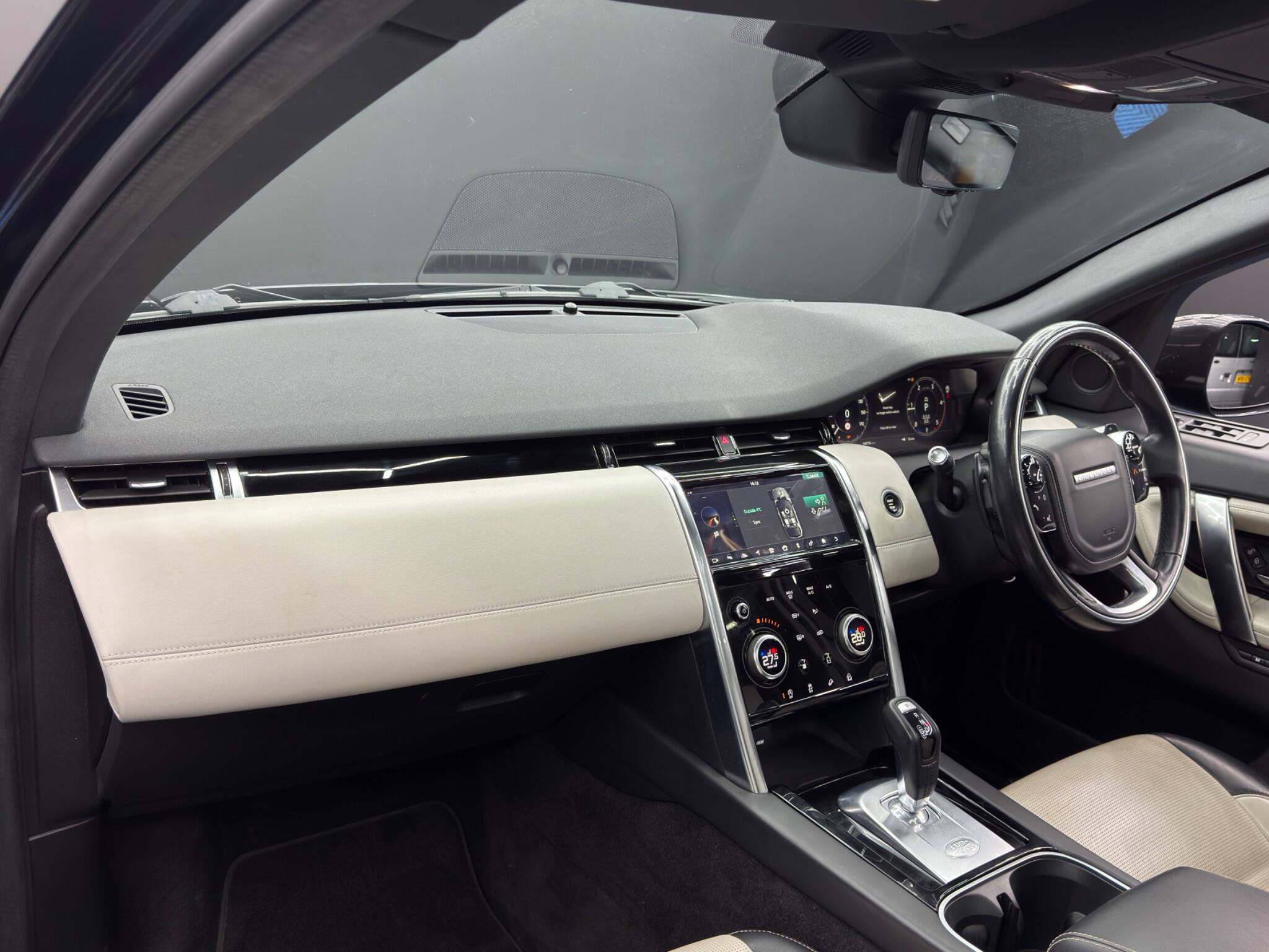 Land Rover Discovery Sport view 11