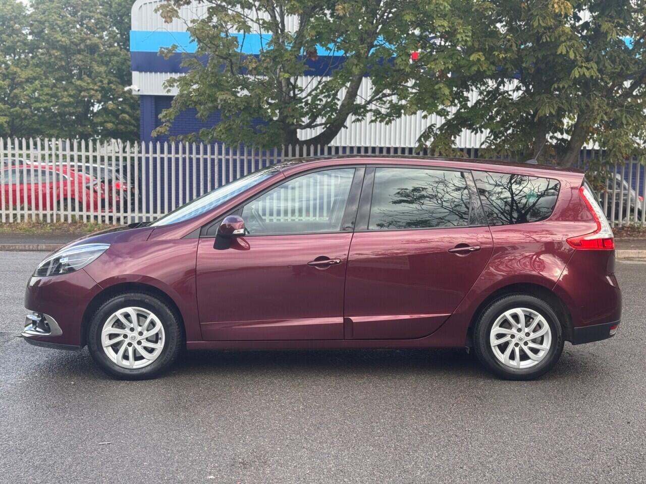 Renault Grand Scenic view 4