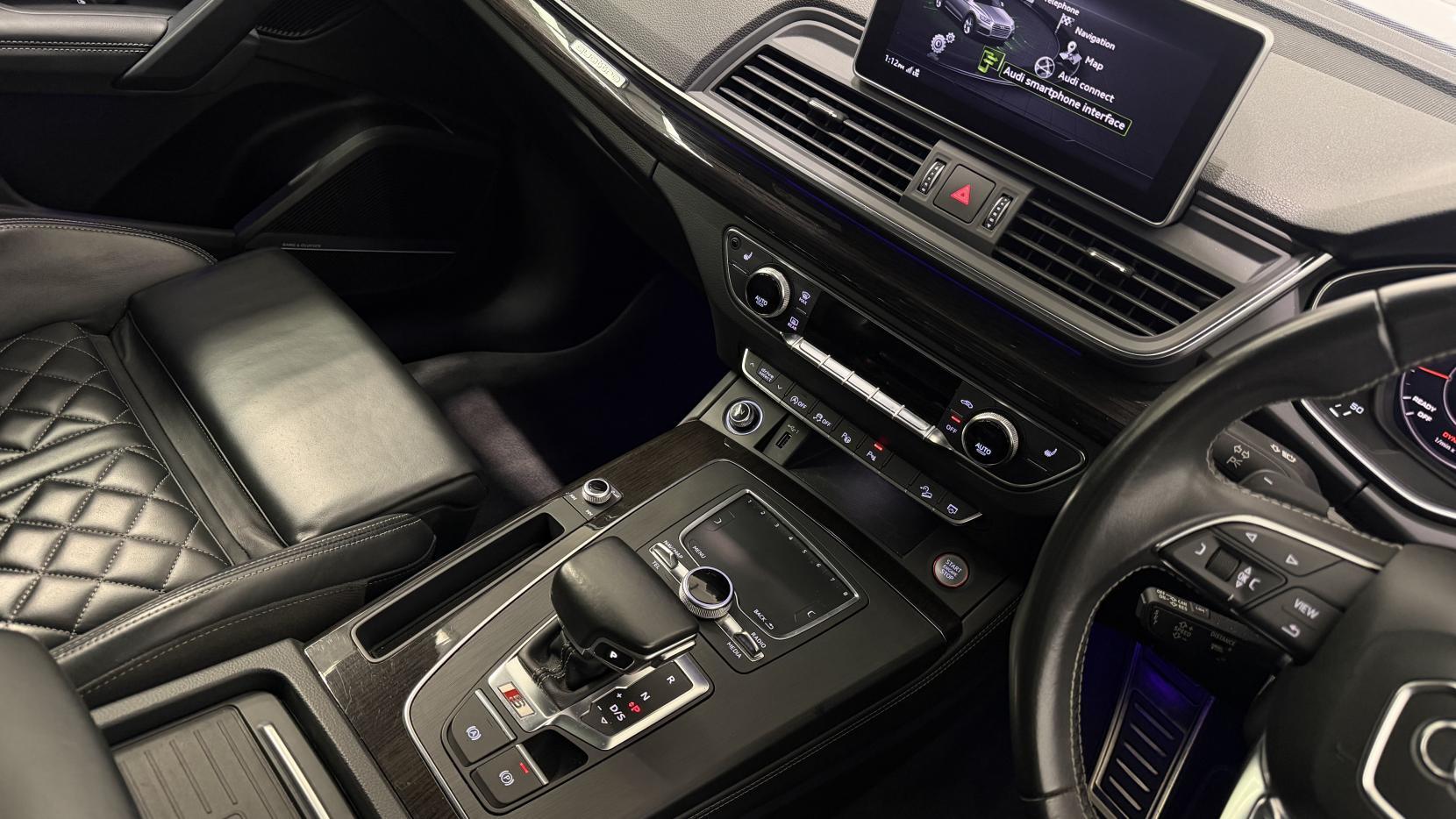 Audi SQ5 view 25