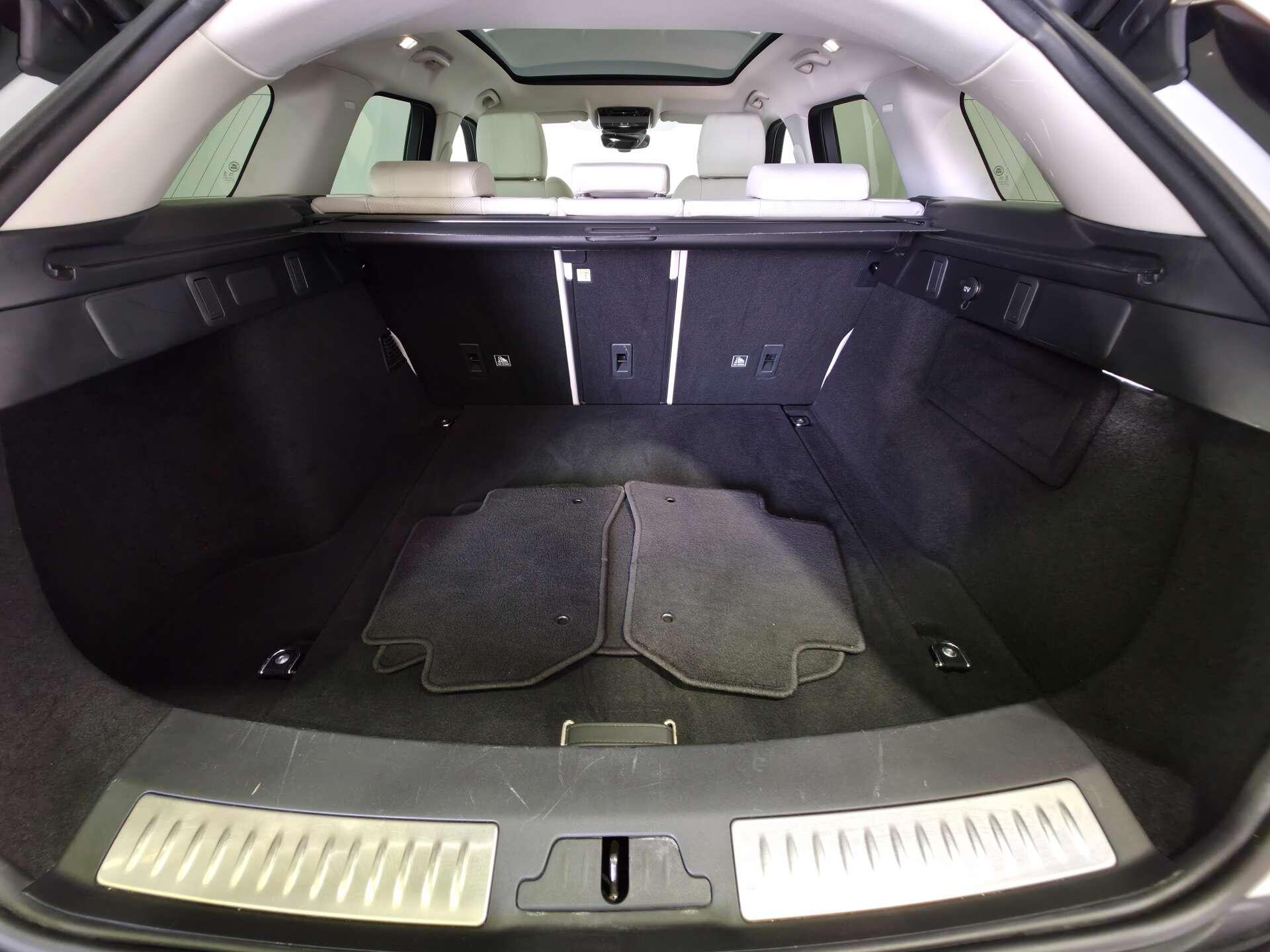 Land Rover Range Rover Velar view 15