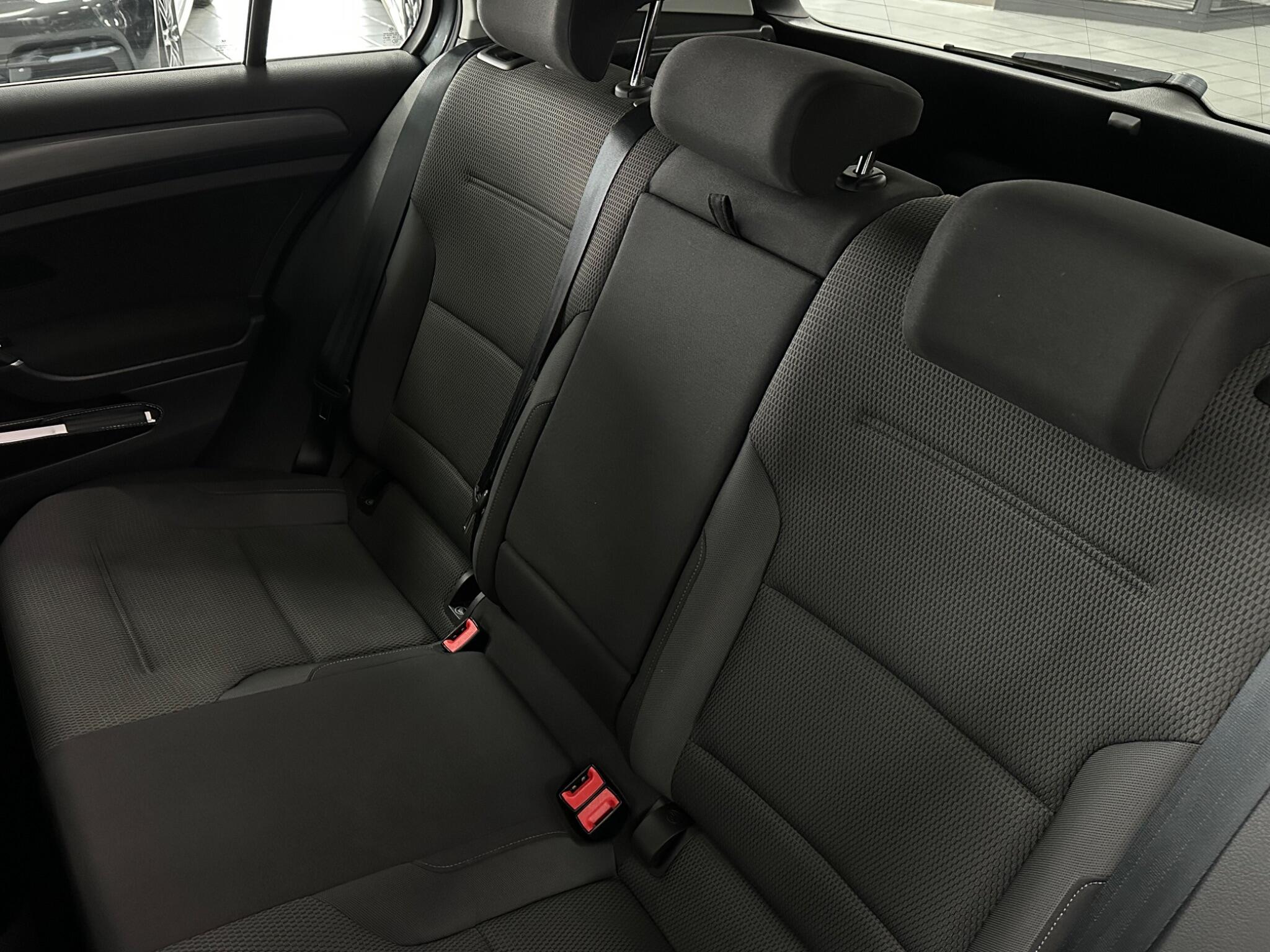 Volkswagen E-Golf view 36