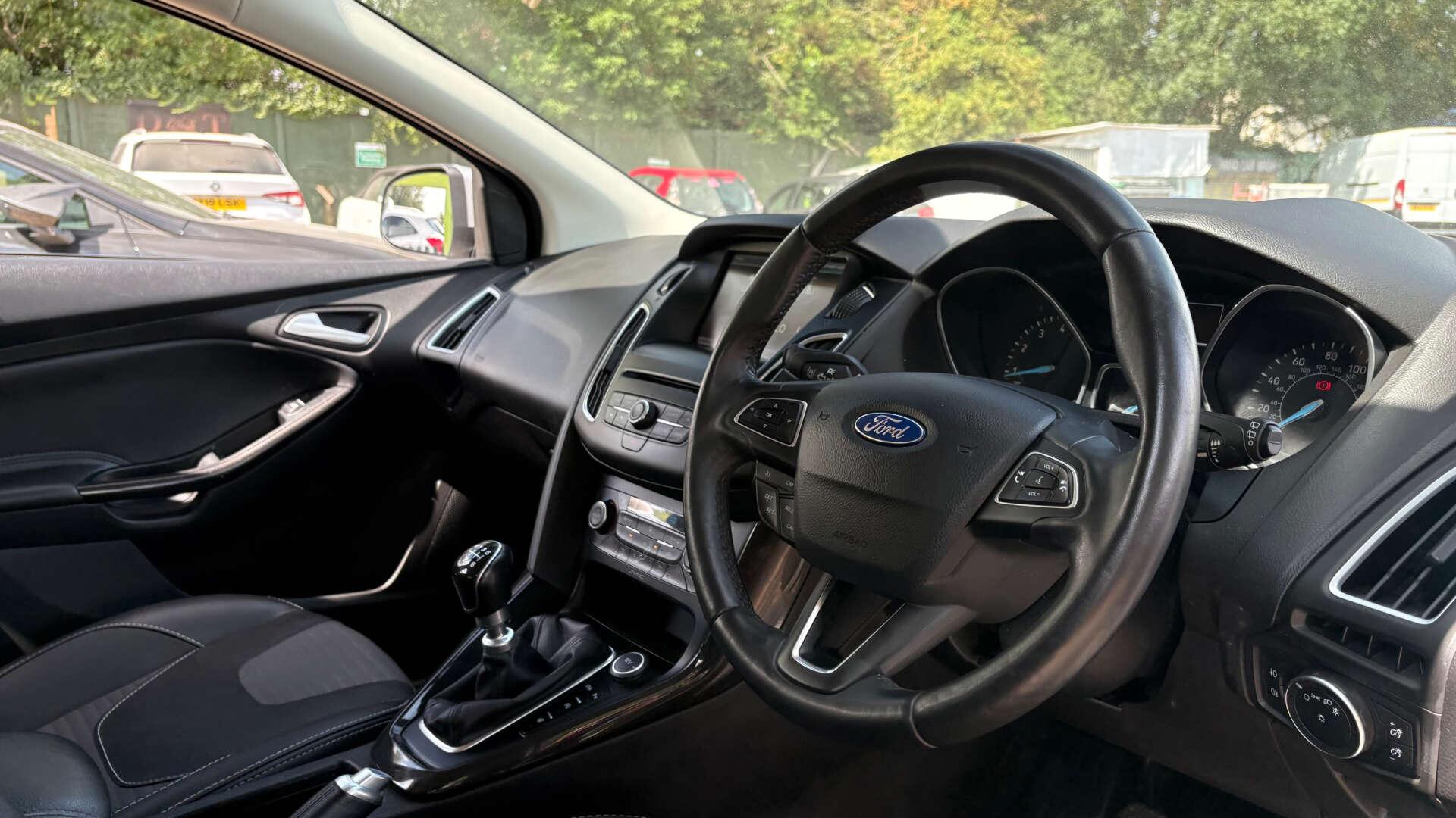 Ford Focus view 7