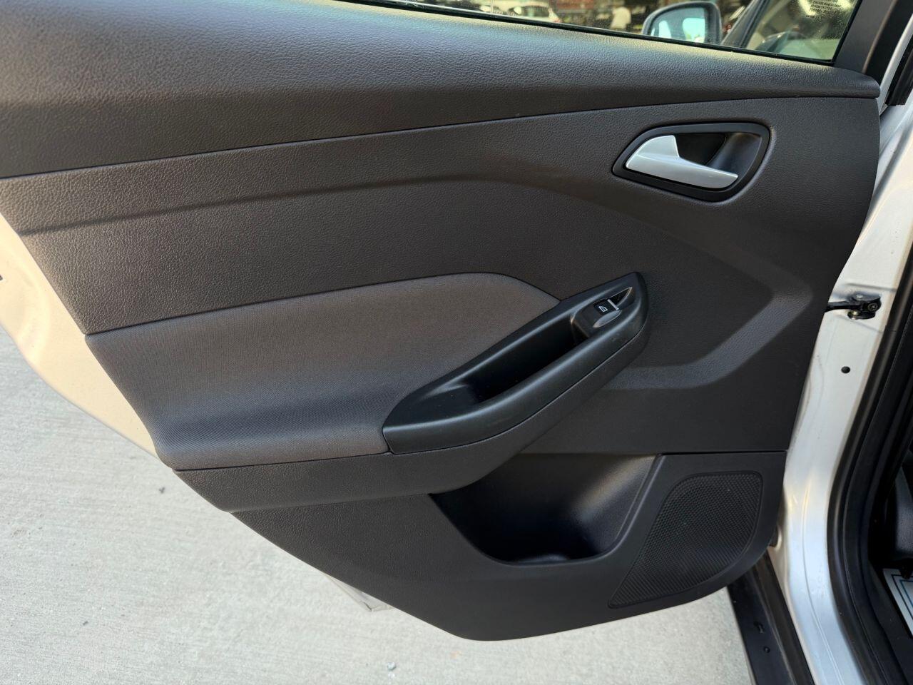 Ford Focus view 22