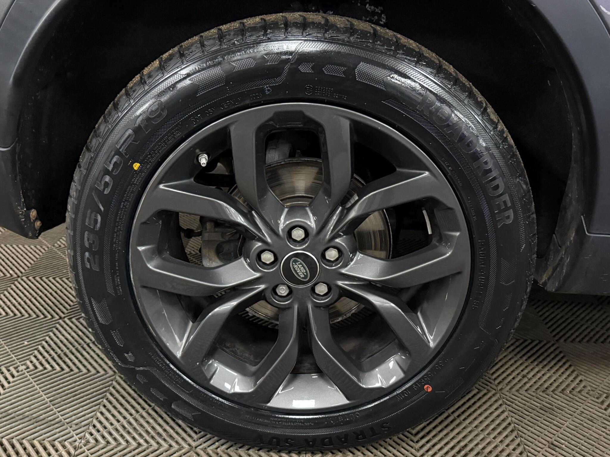 Land Rover Discovery Sport view 44