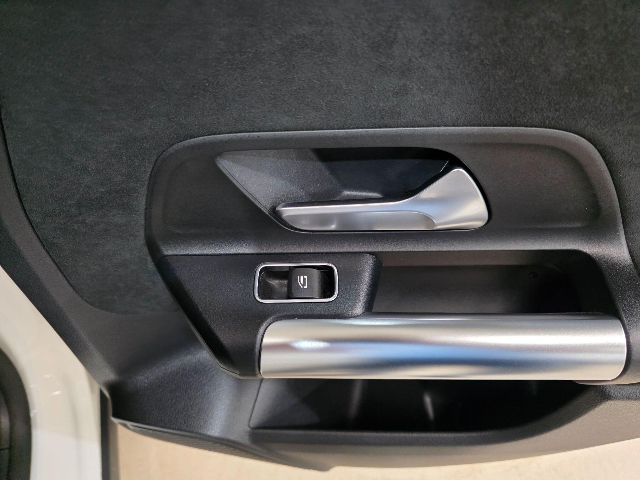 Mercedes-Benz Gla view 22