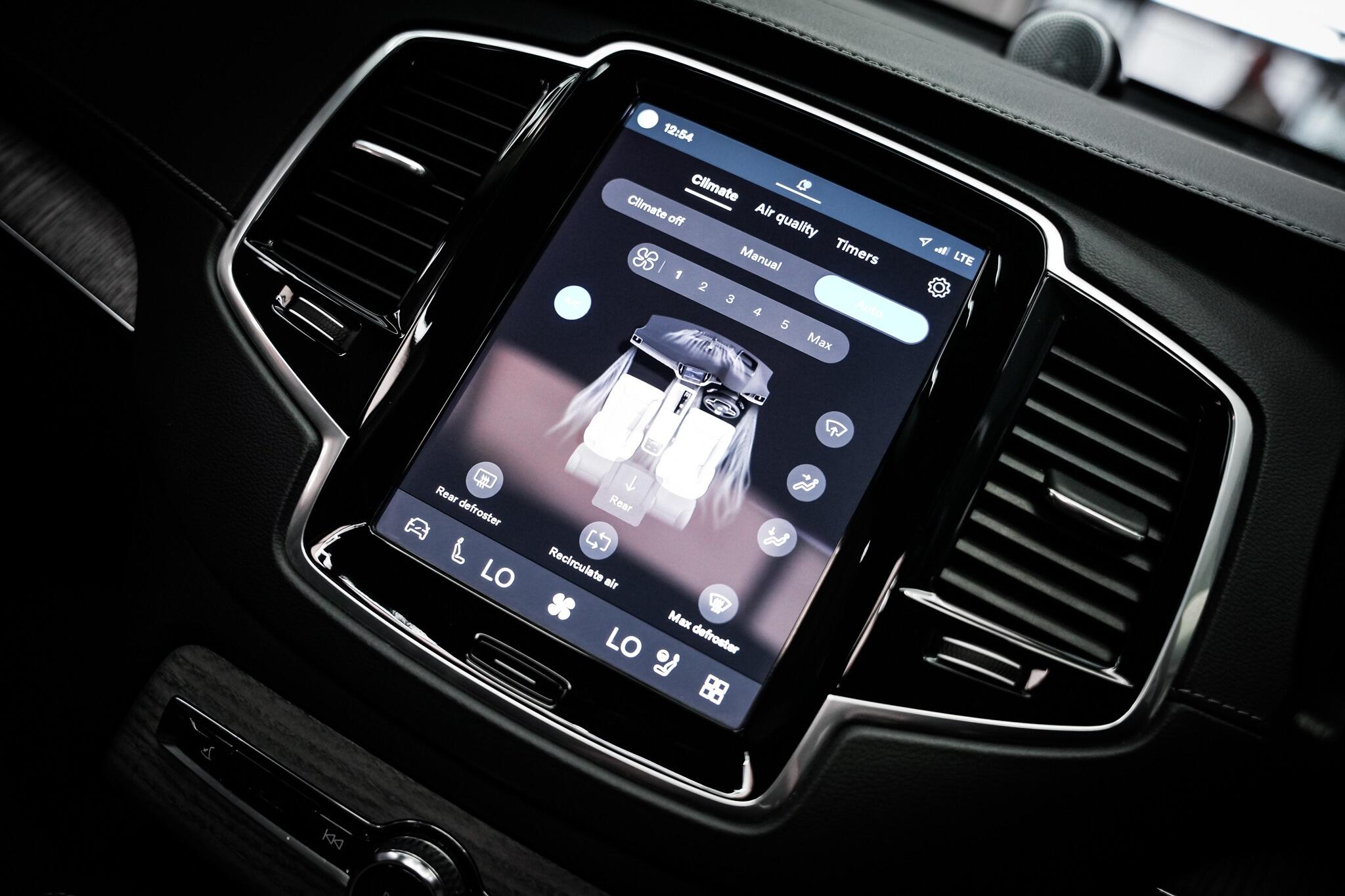 Volvo XC90 view 5