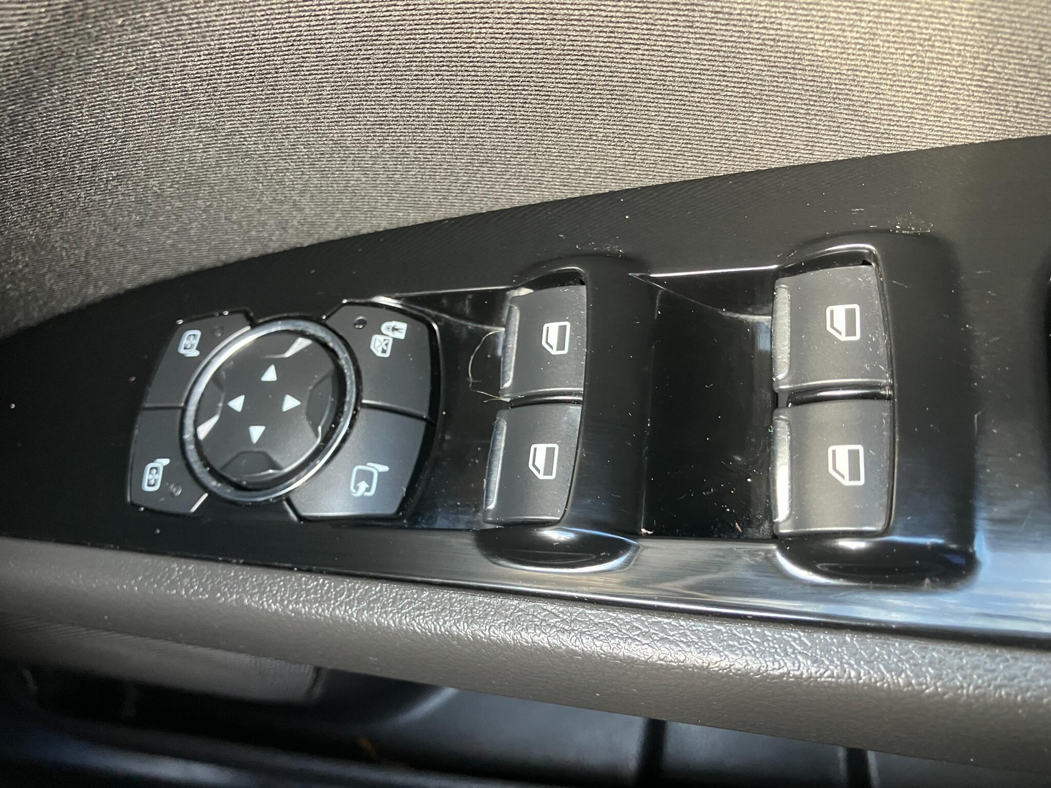 Ford Mondeo view 17