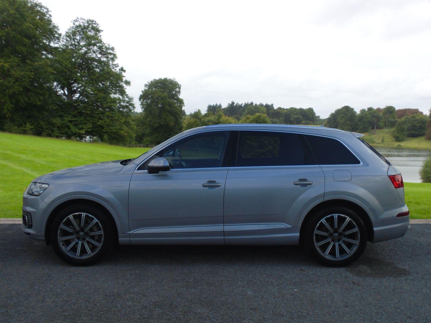 Audi Q7 view 6