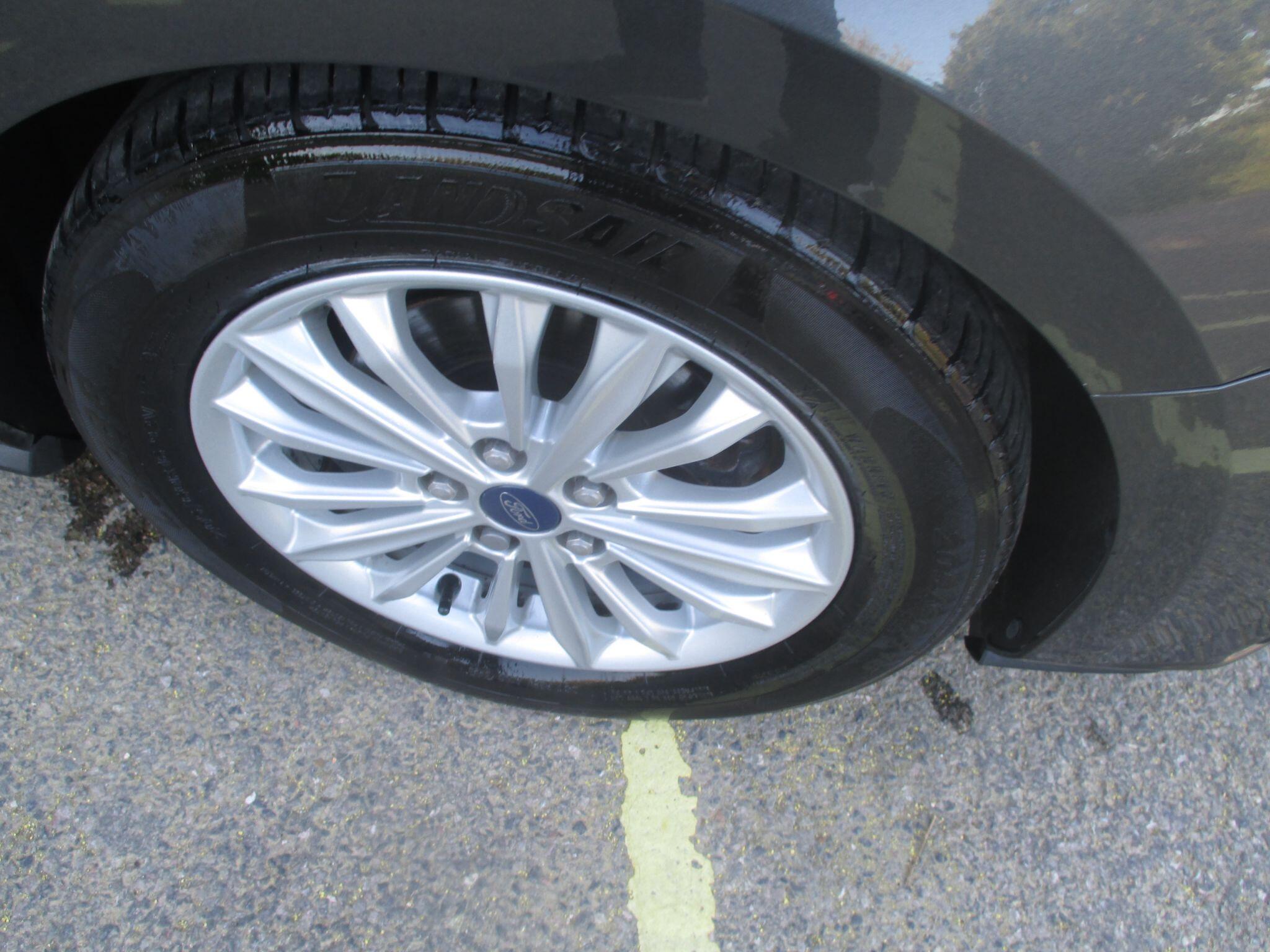 Ford Focus view 27