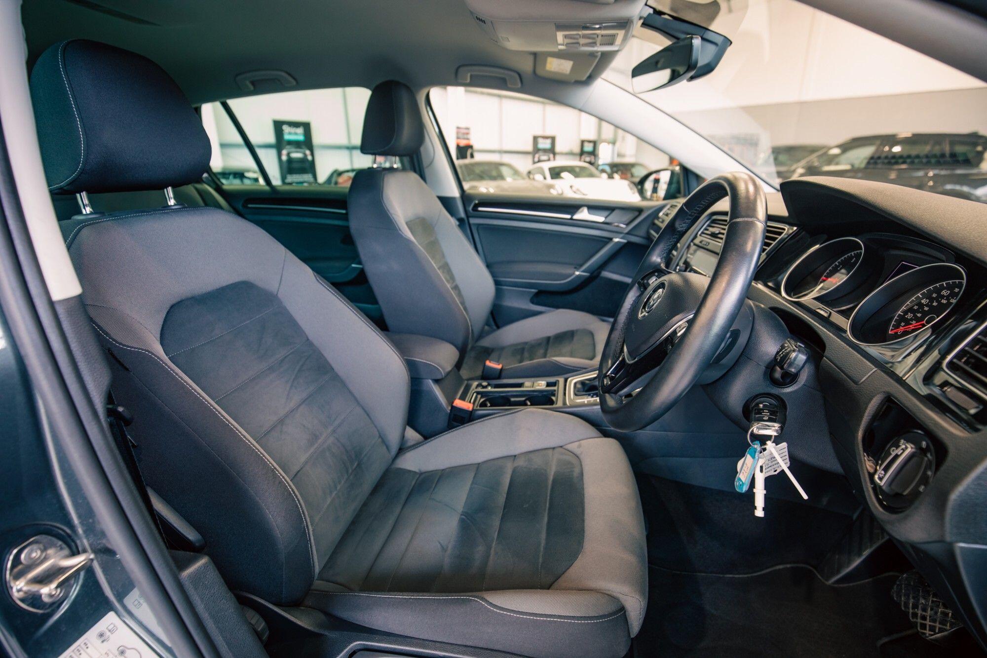 Volkswagen Golf view 3