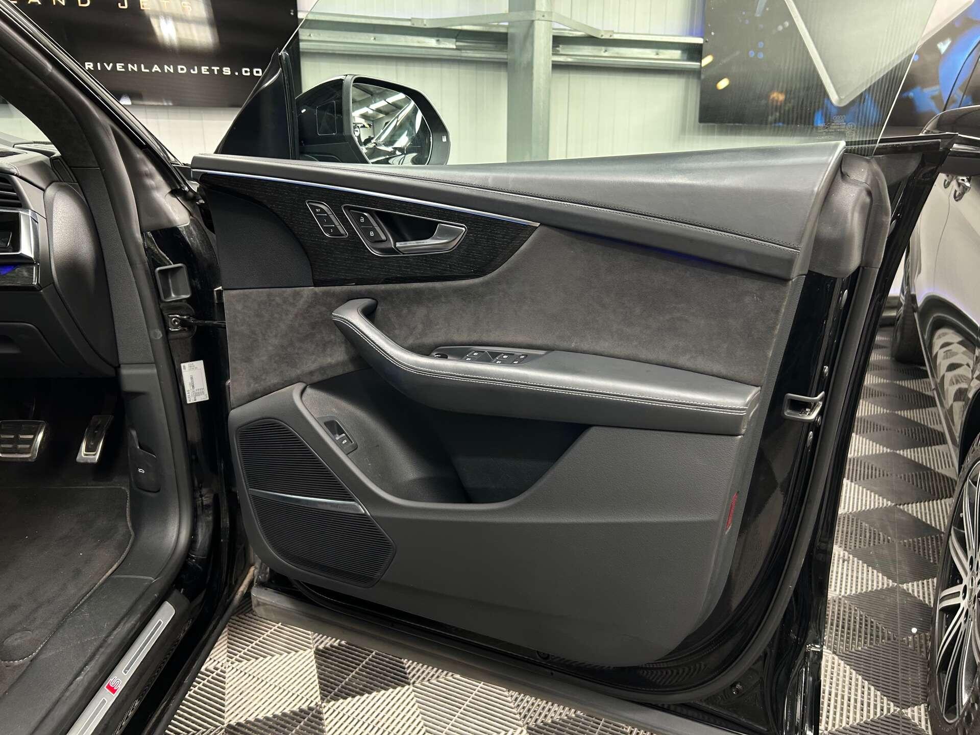 Audi Q8 view 21