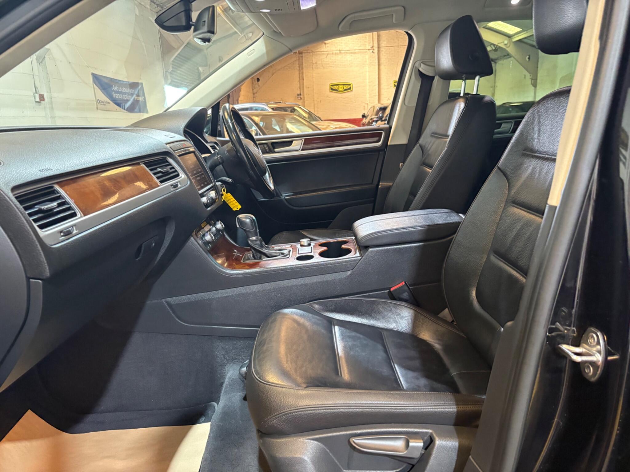 Volkswagen Touareg view 52