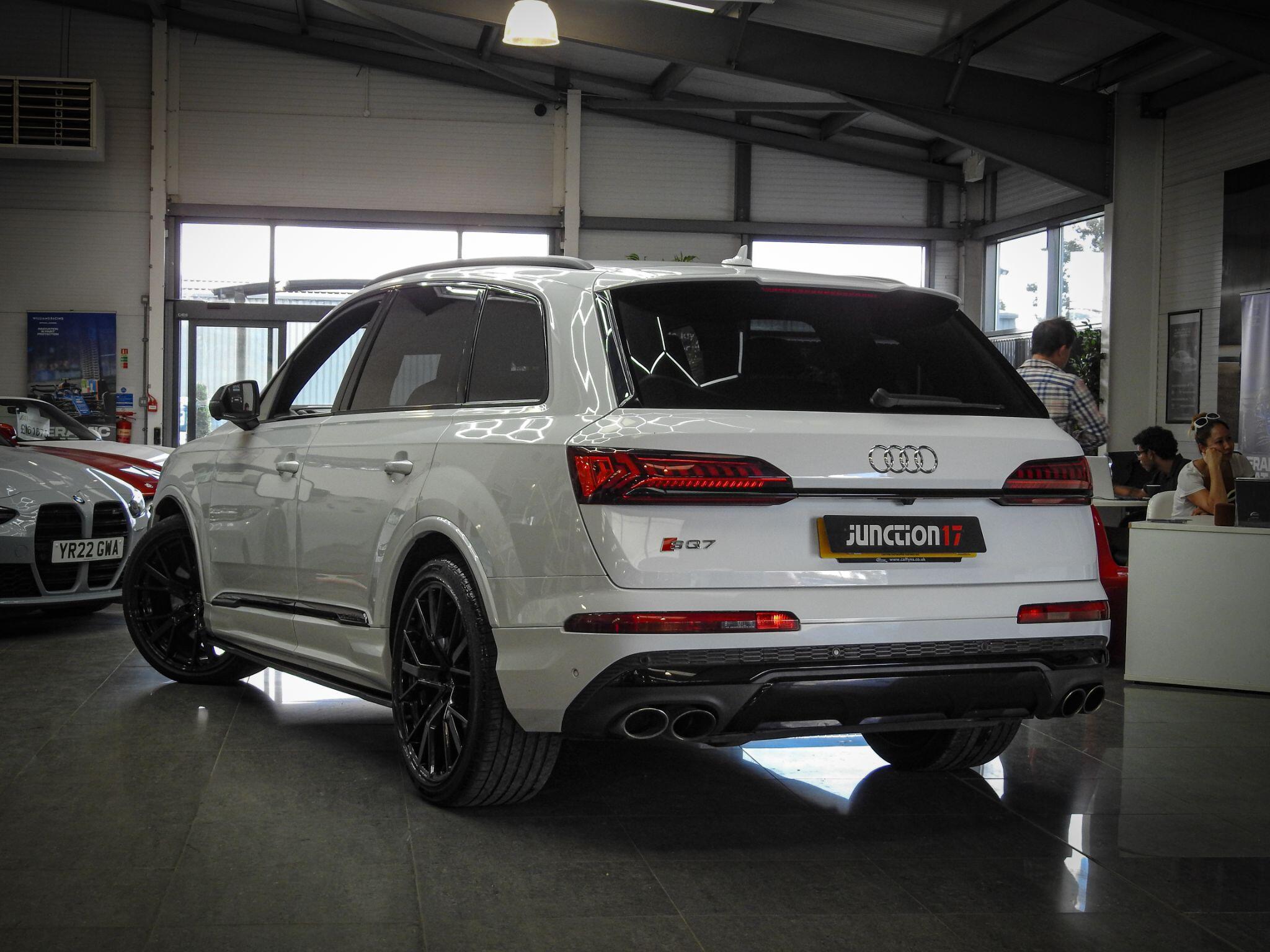Audi SQ7 view 3