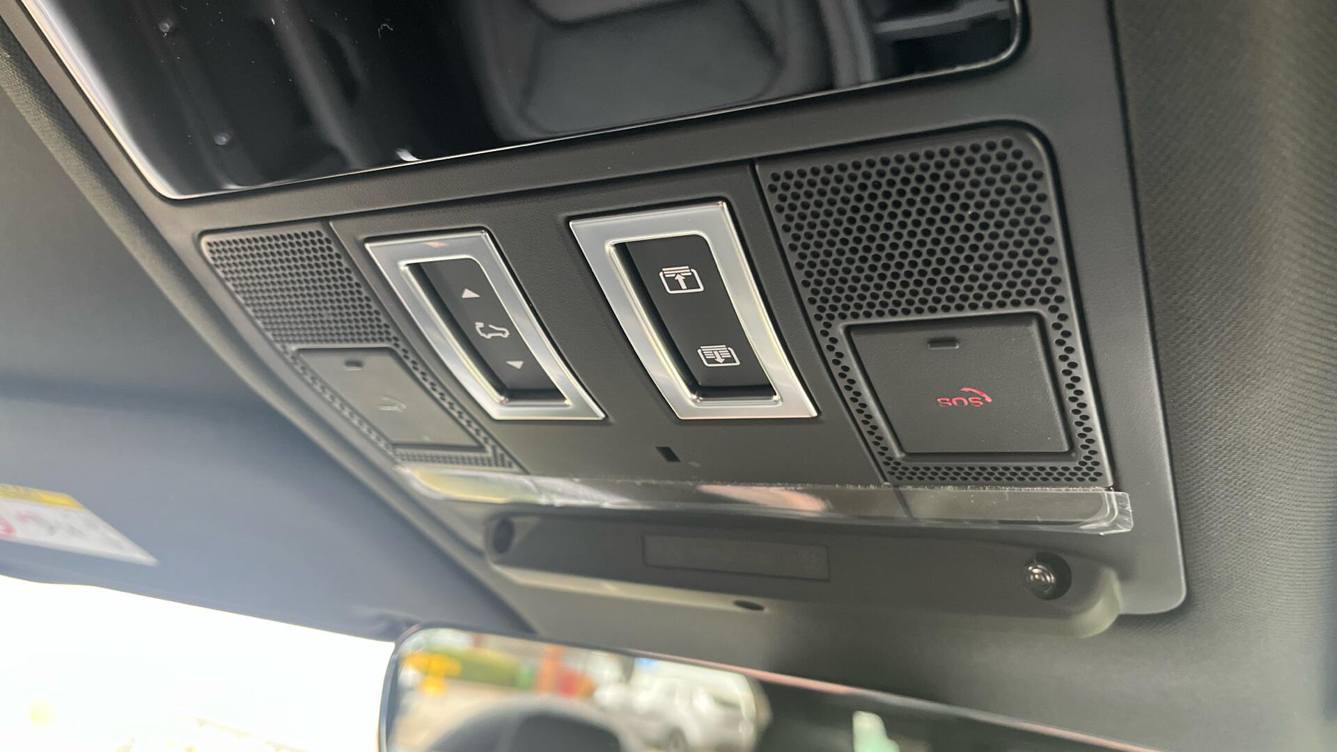 Land Rover Defender view 52